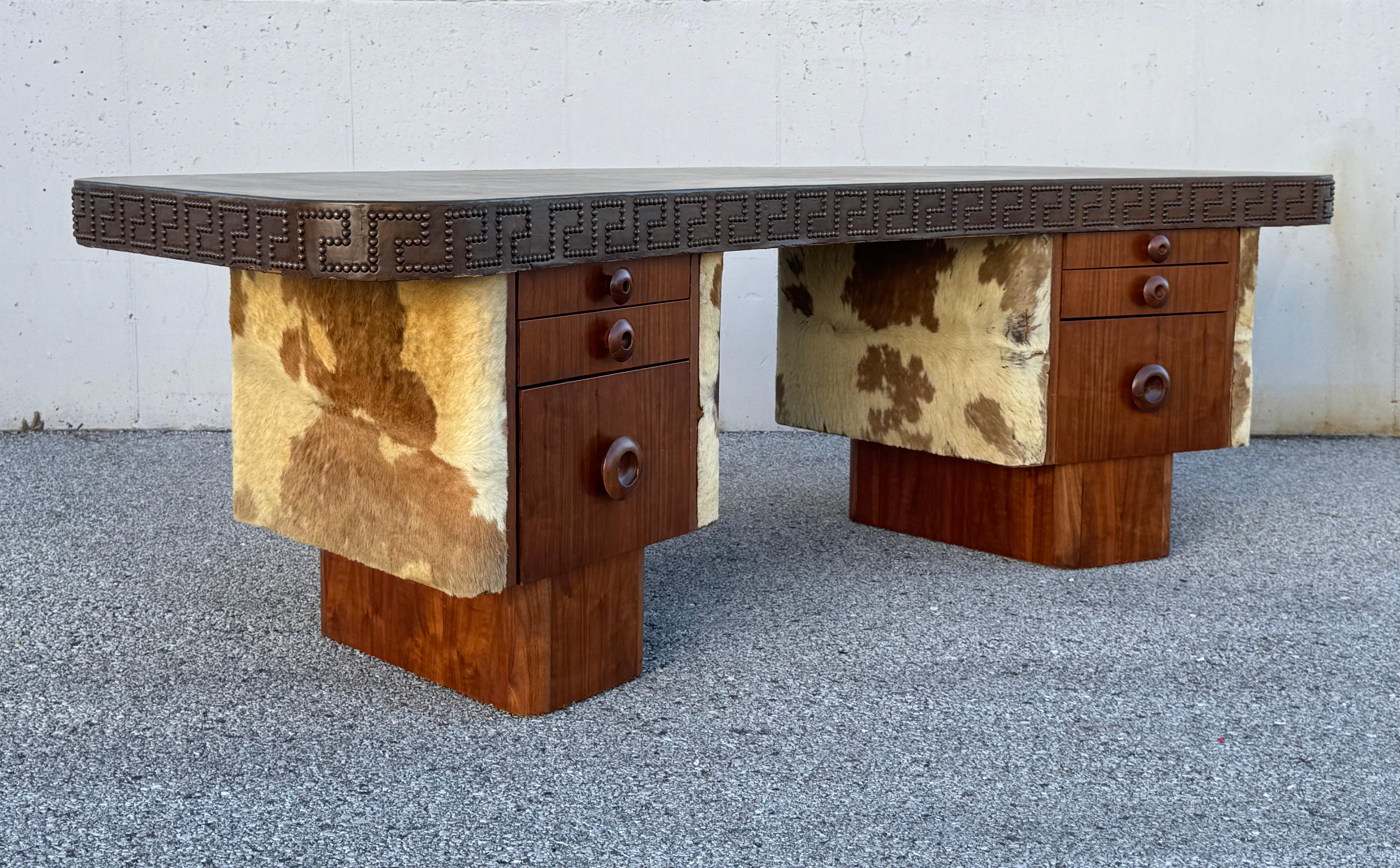 Unica scrivania esecutiva degli anni '40 in noce e pelle di bovino - Chiave greca con testa di chiodo in pelle in vendita 4