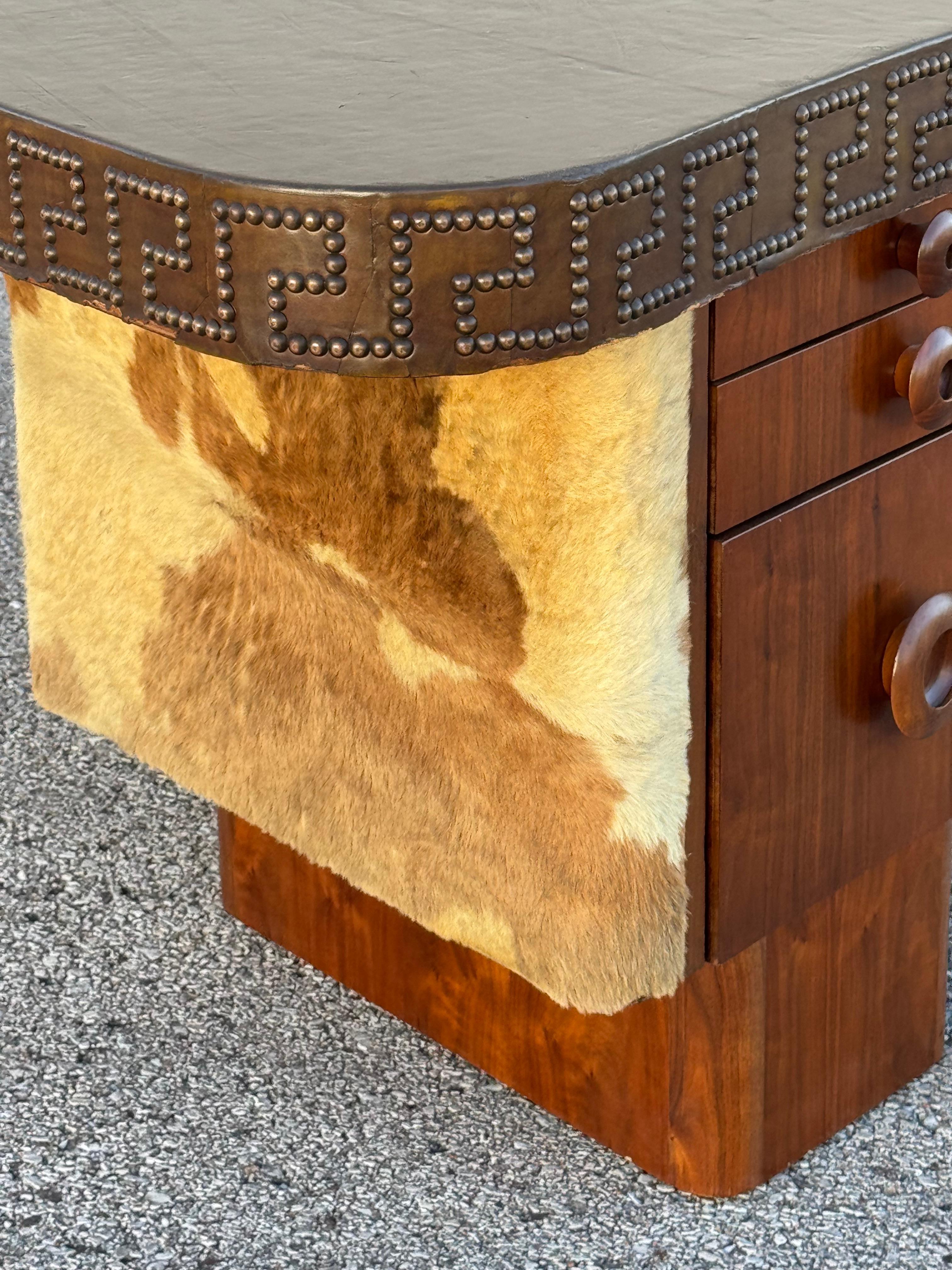 Unica scrivania esecutiva degli anni '40 in noce e pelle di bovino - Chiave greca con testa di chiodo in pelle in vendita 5