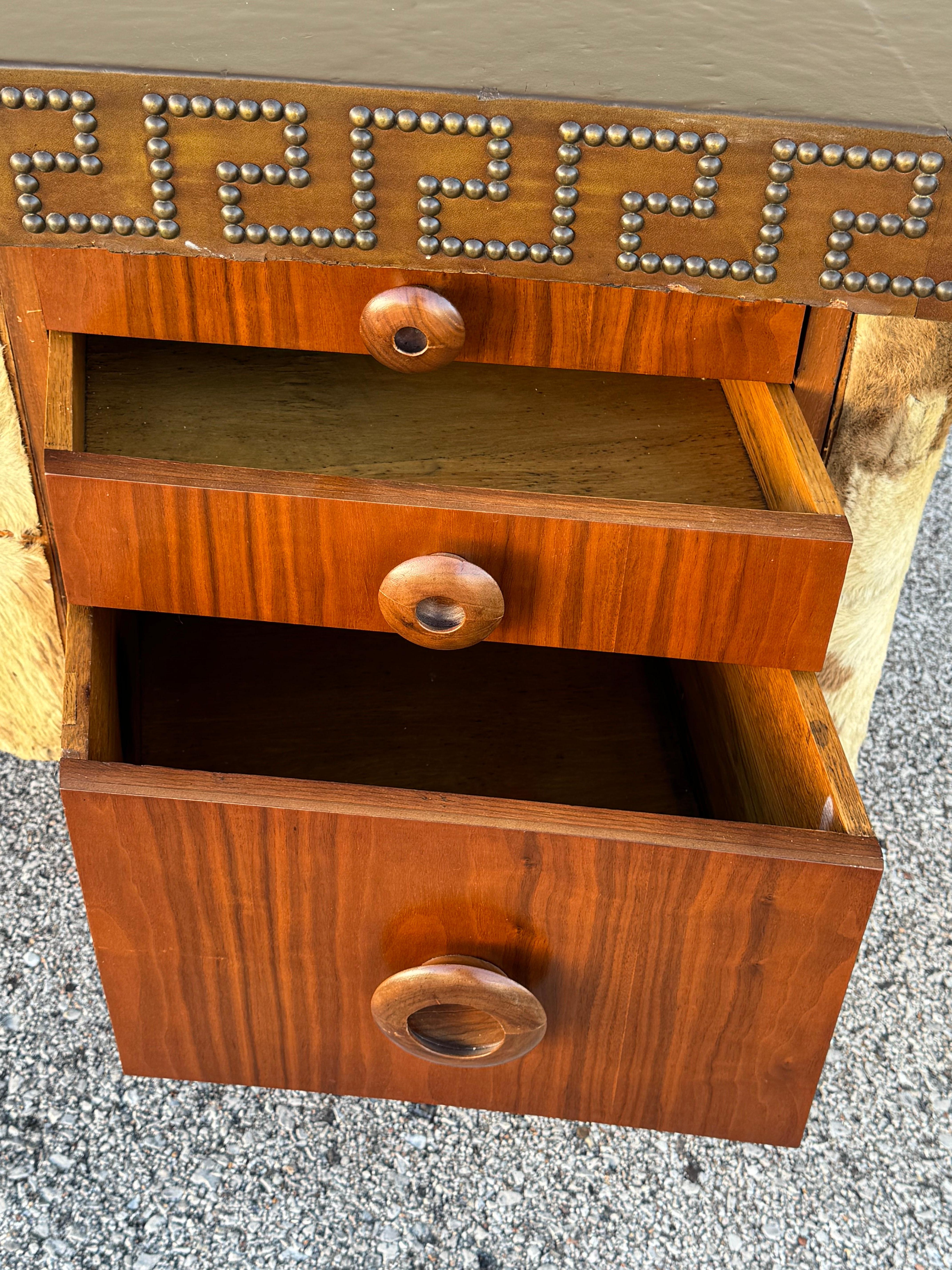 Unica scrivania esecutiva degli anni '40 in noce e pelle di bovino - Chiave greca con testa di chiodo in pelle in vendita 6