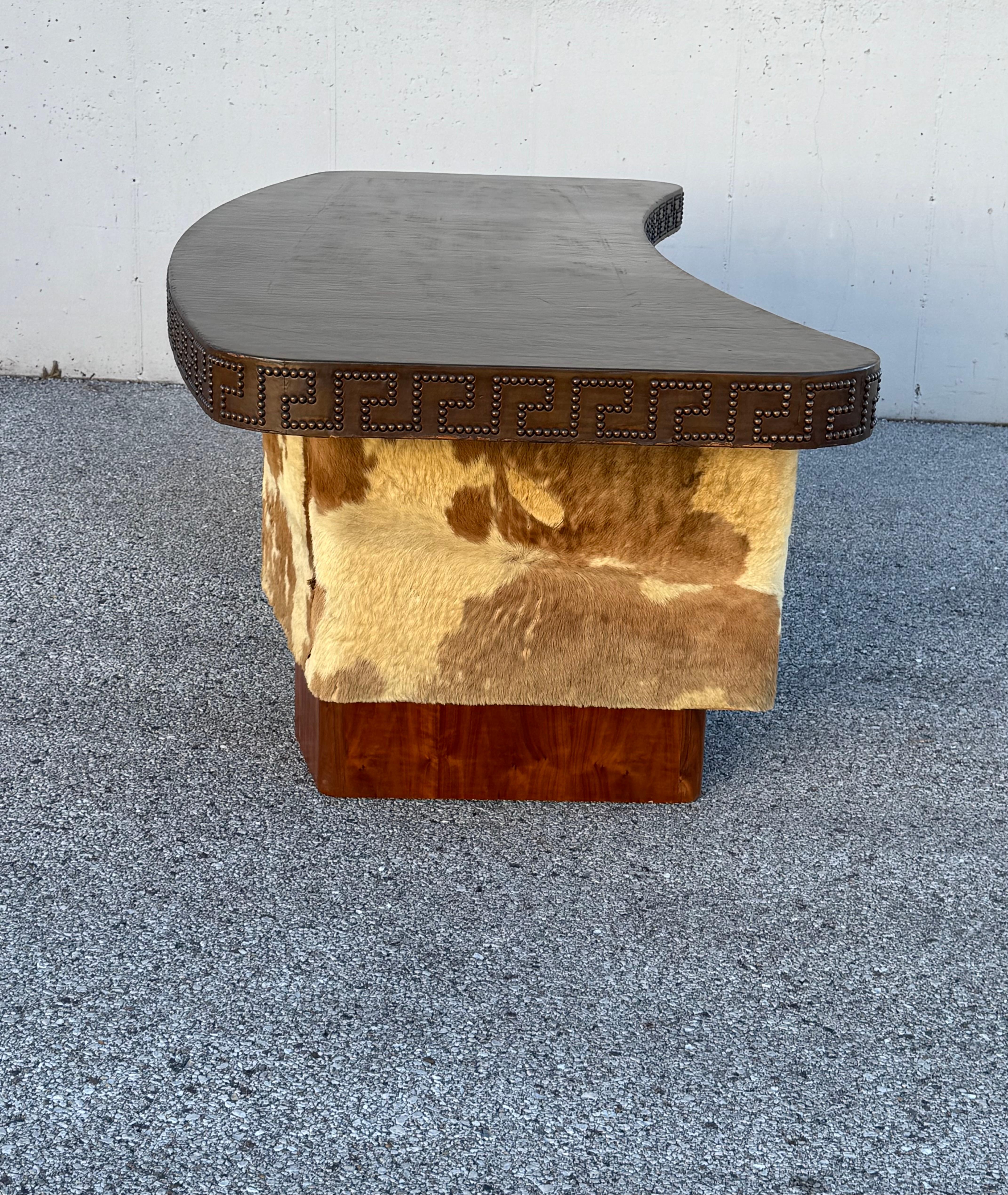 Unica scrivania esecutiva degli anni '40 in noce e pelle di bovino - Chiave greca con testa di chiodo in pelle in vendita 7