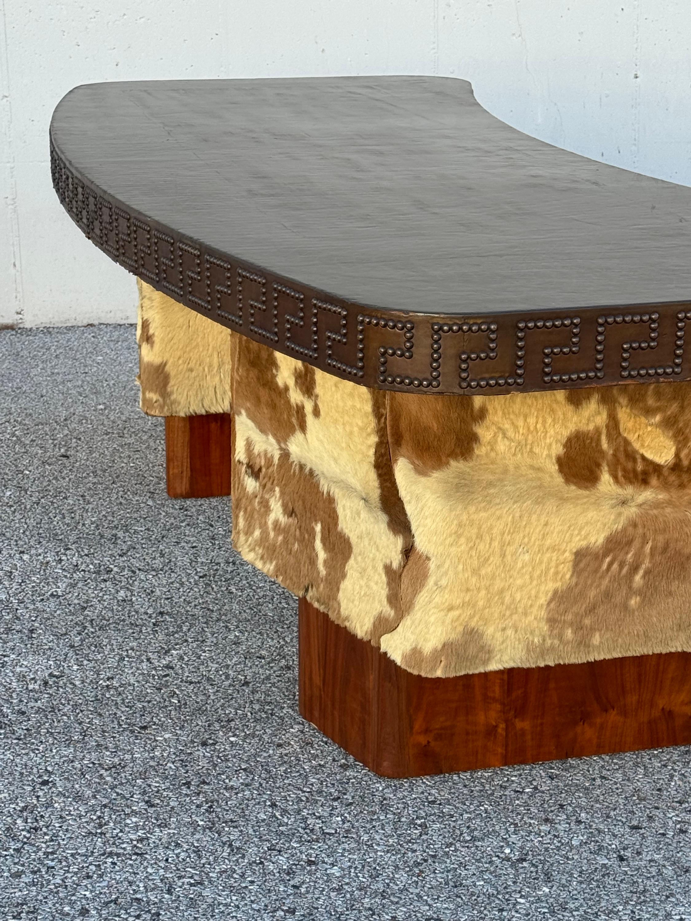 Unica scrivania esecutiva degli anni '40 in noce e pelle di bovino - Chiave greca con testa di chiodo in pelle in vendita 8