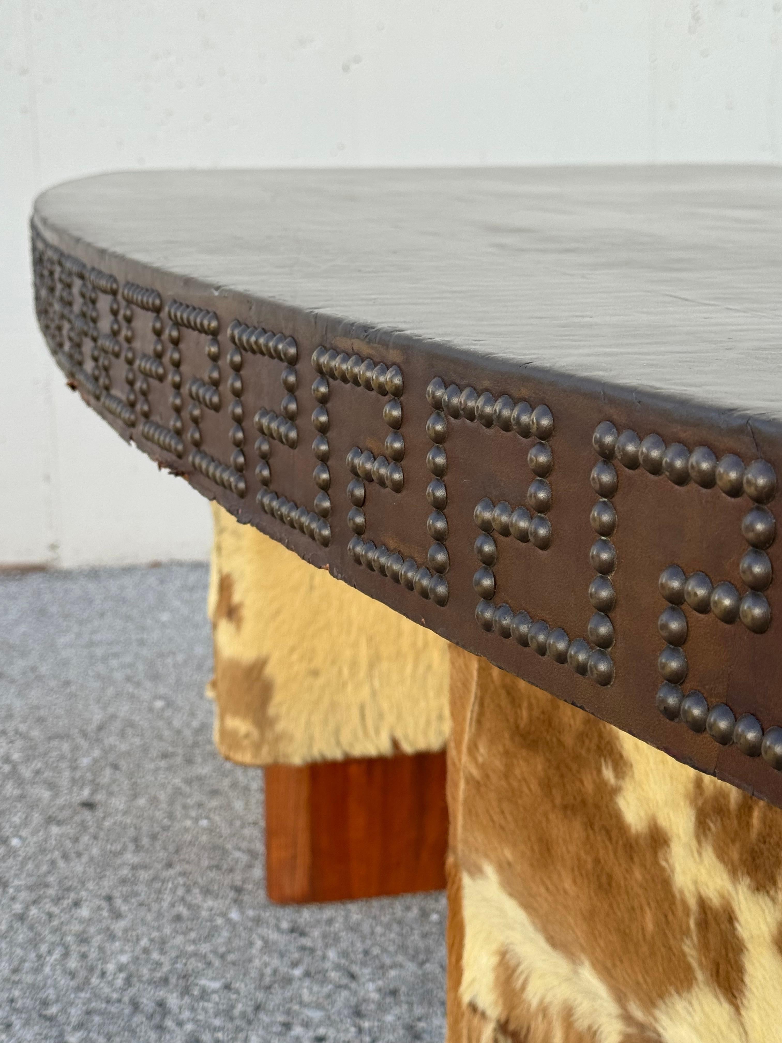 Unica scrivania esecutiva degli anni '40 in noce e pelle di bovino - Chiave greca con testa di chiodo in pelle in vendita 9