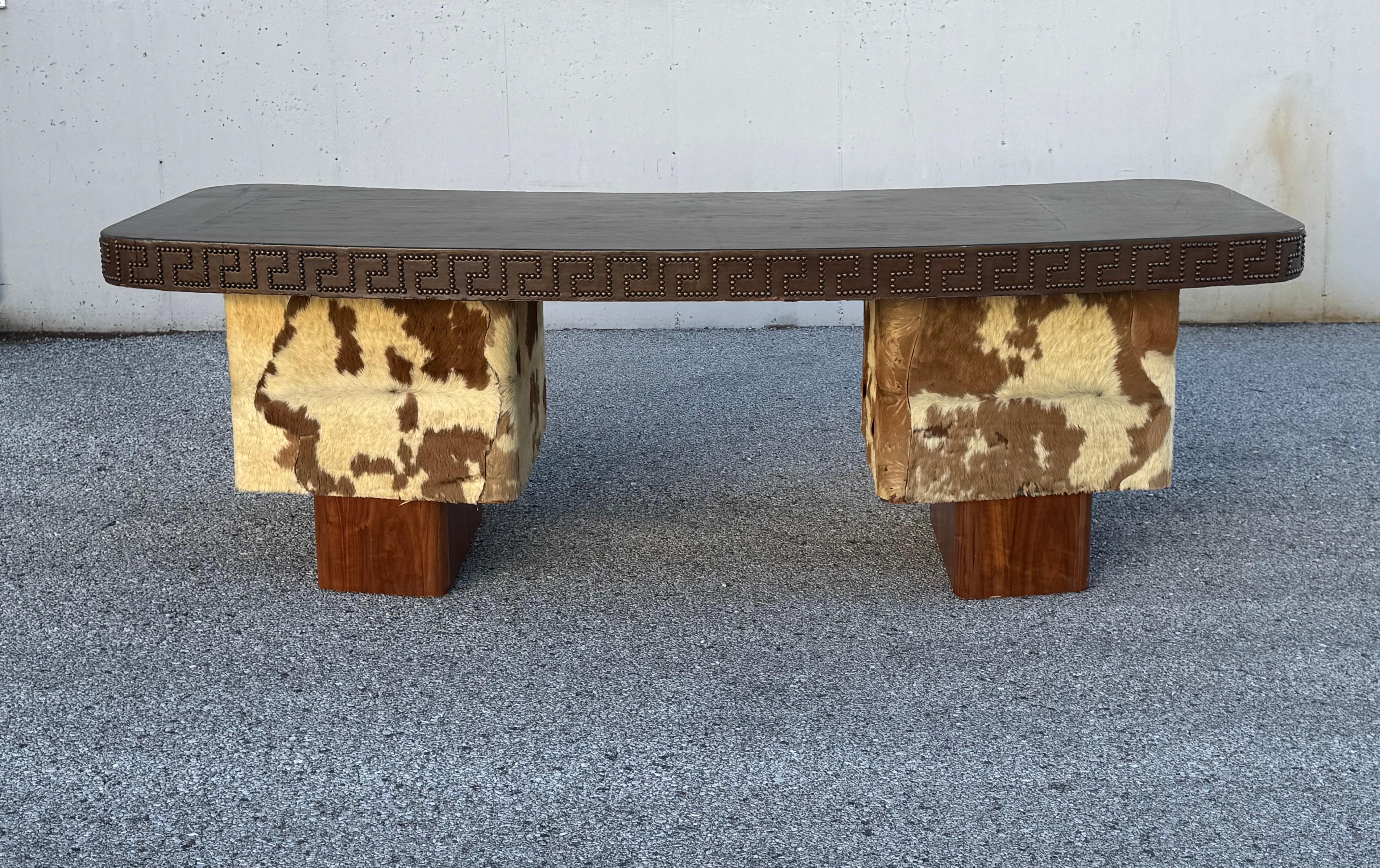 Unica scrivania esecutiva degli anni '40 in noce e pelle di bovino - Chiave greca con testa di chiodo in pelle in vendita 10