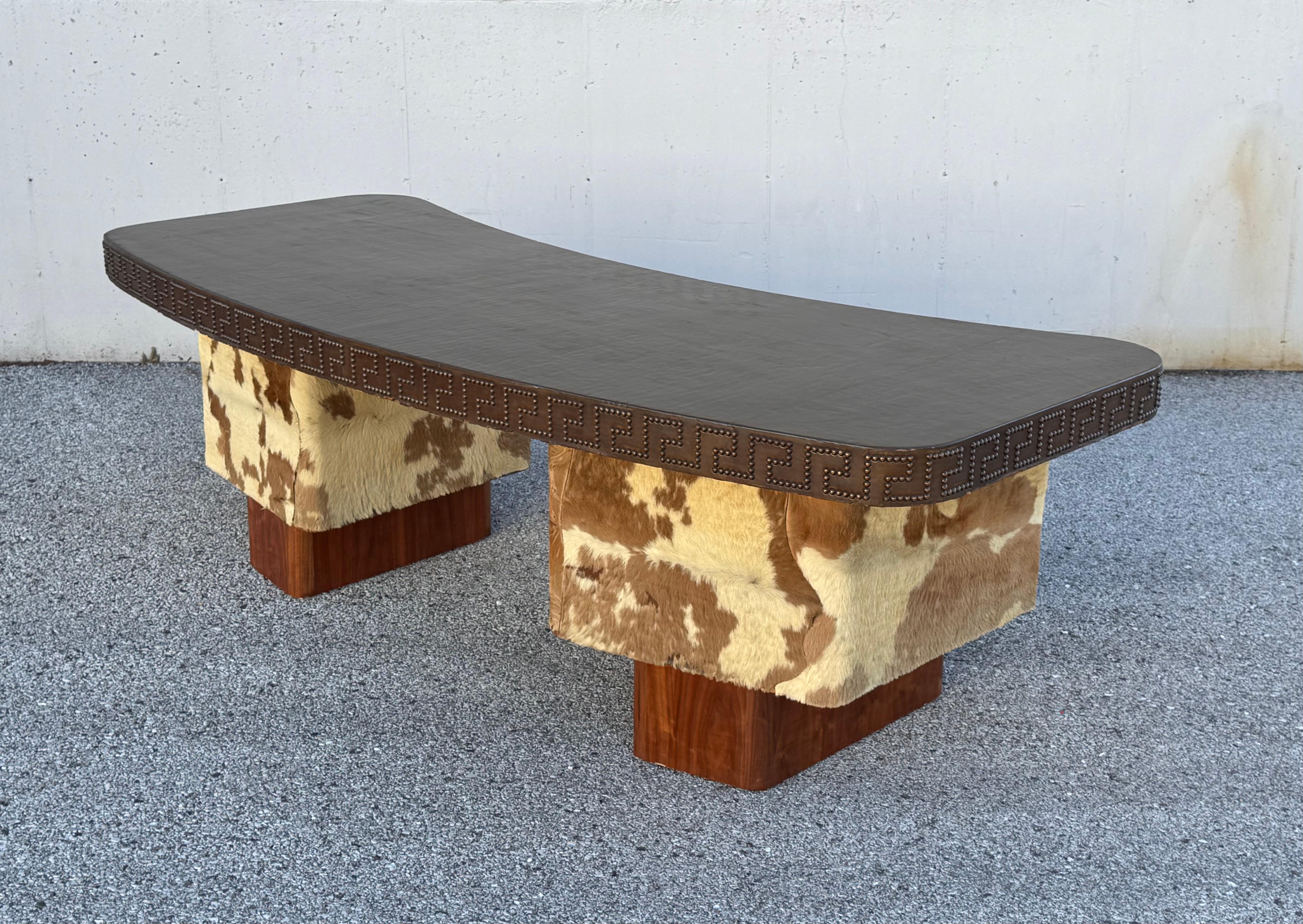 Unica scrivania esecutiva degli anni '40 in noce e pelle di bovino - Chiave greca con testa di chiodo in pelle in vendita 11