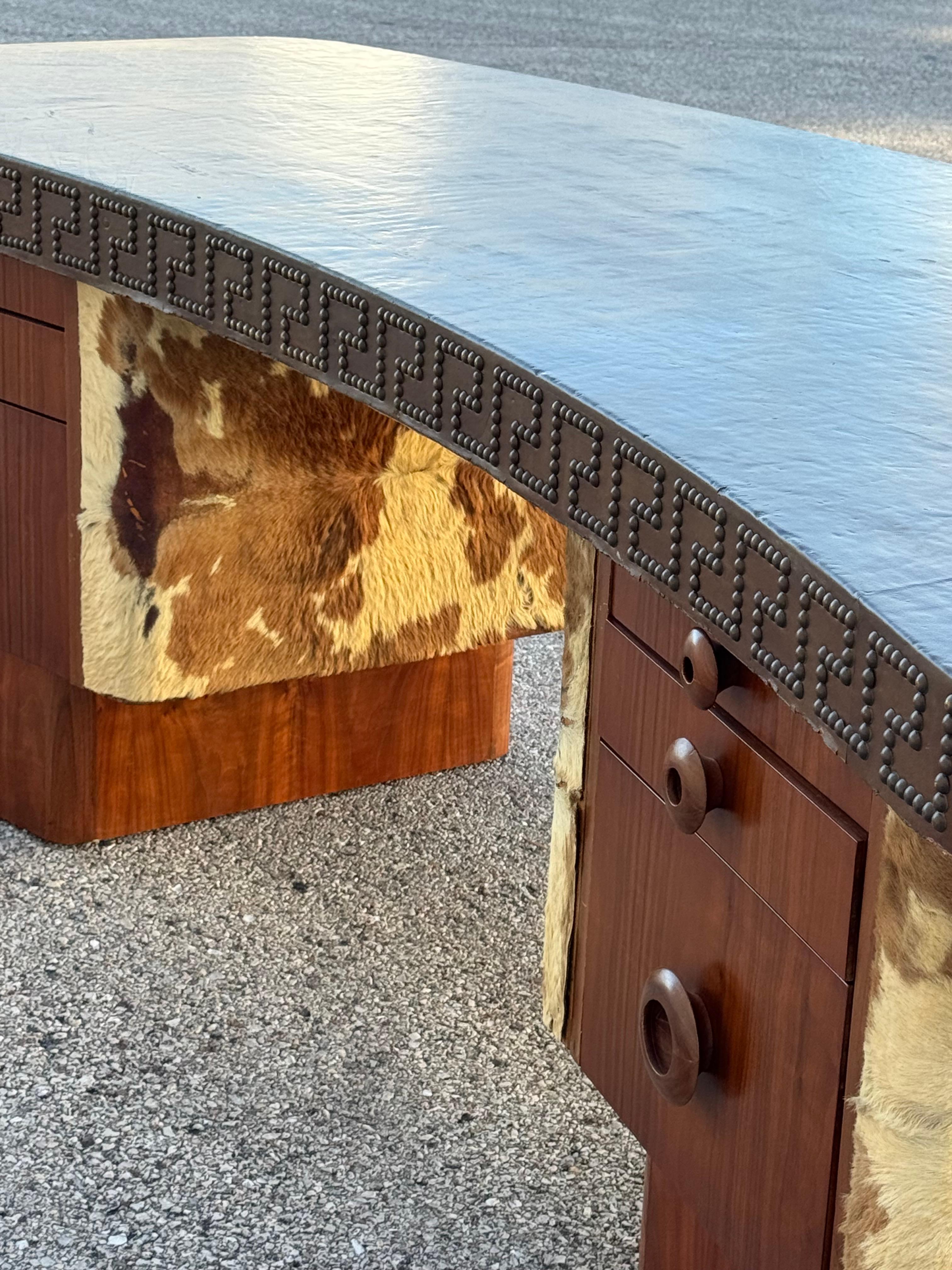 Unica scrivania esecutiva degli anni '40 in noce e pelle di bovino - Chiave greca con testa di chiodo in pelle in vendita 12