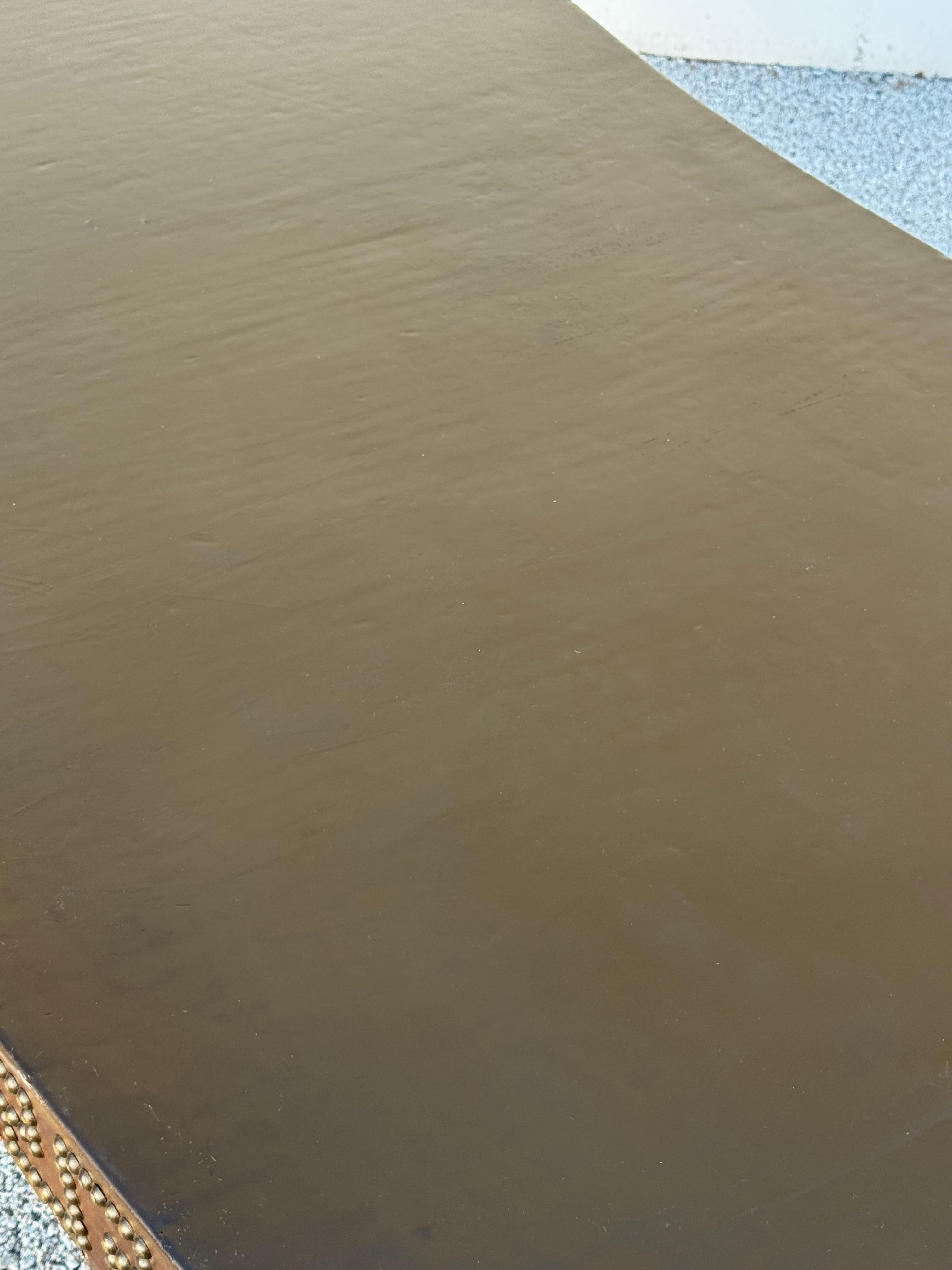 Unica scrivania esecutiva degli anni '40 in noce e pelle di bovino - Chiave greca con testa di chiodo in pelle in vendita 13