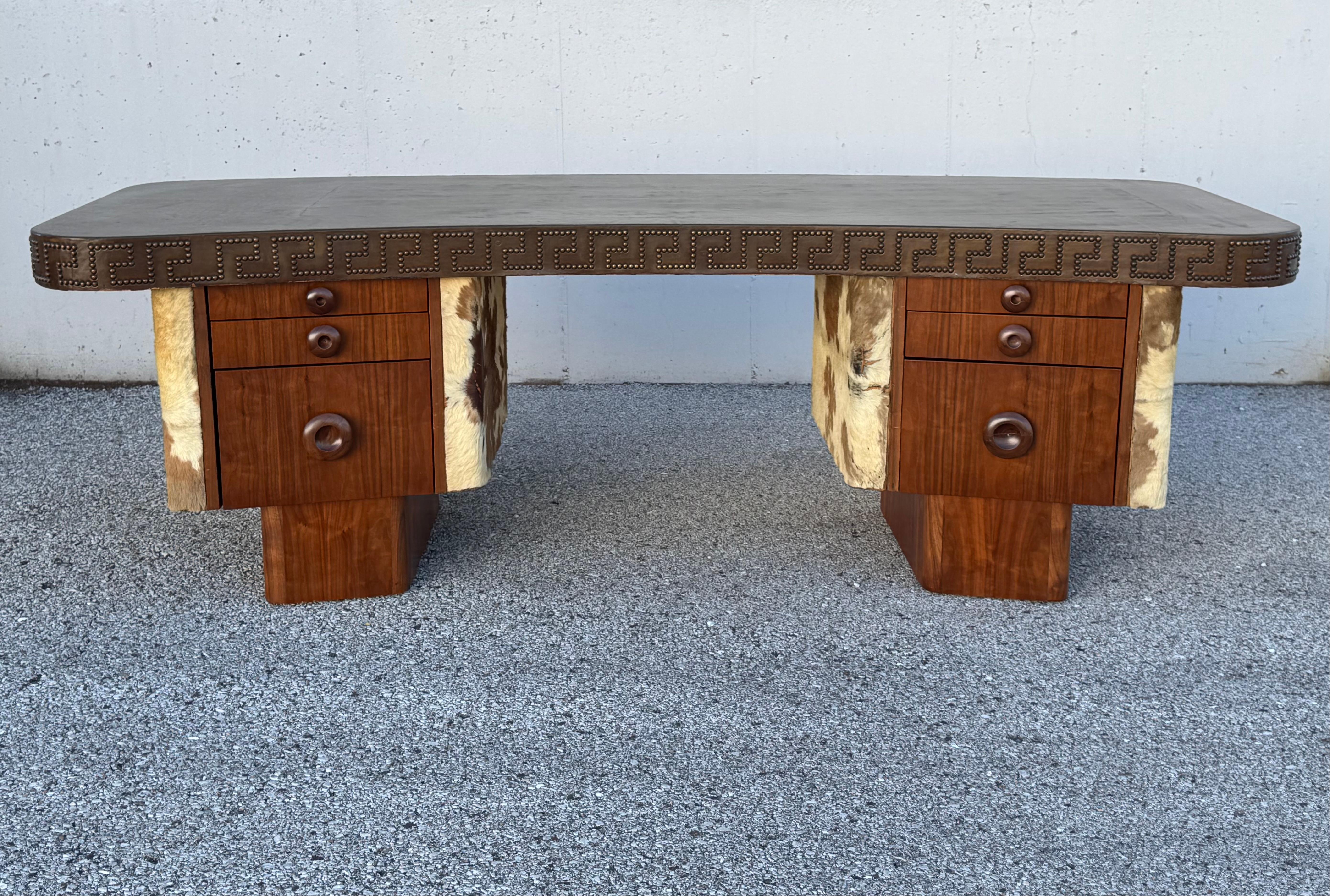 Americano Unica scrivania esecutiva degli anni '40 in noce e pelle di bovino - Chiave greca con testa di chiodo in pelle in vendita