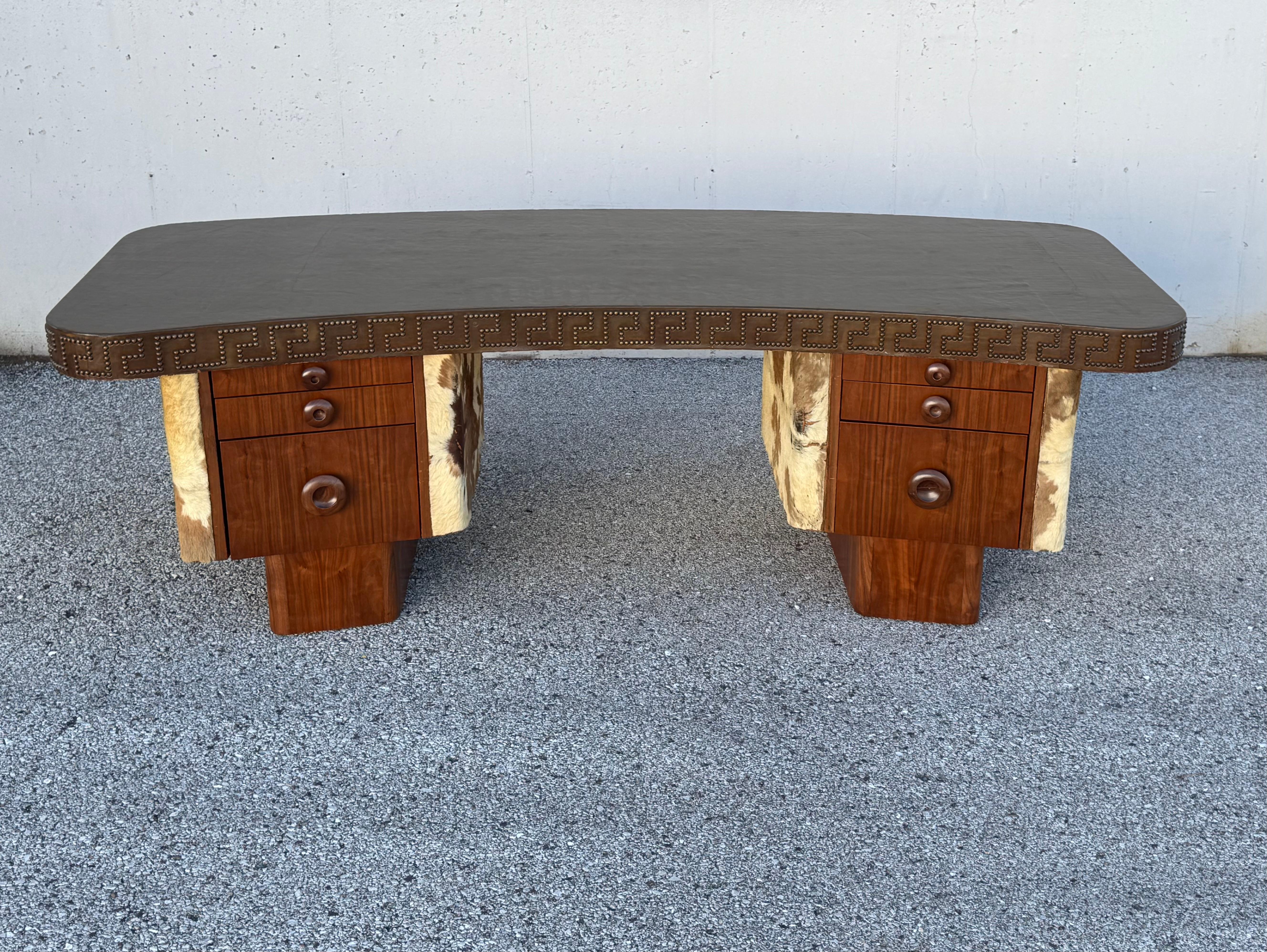 Unica scrivania esecutiva degli anni '40 in noce e pelle di bovino - Chiave greca con testa di chiodo in pelle In condizioni buone in vendita a St. Louis, MO