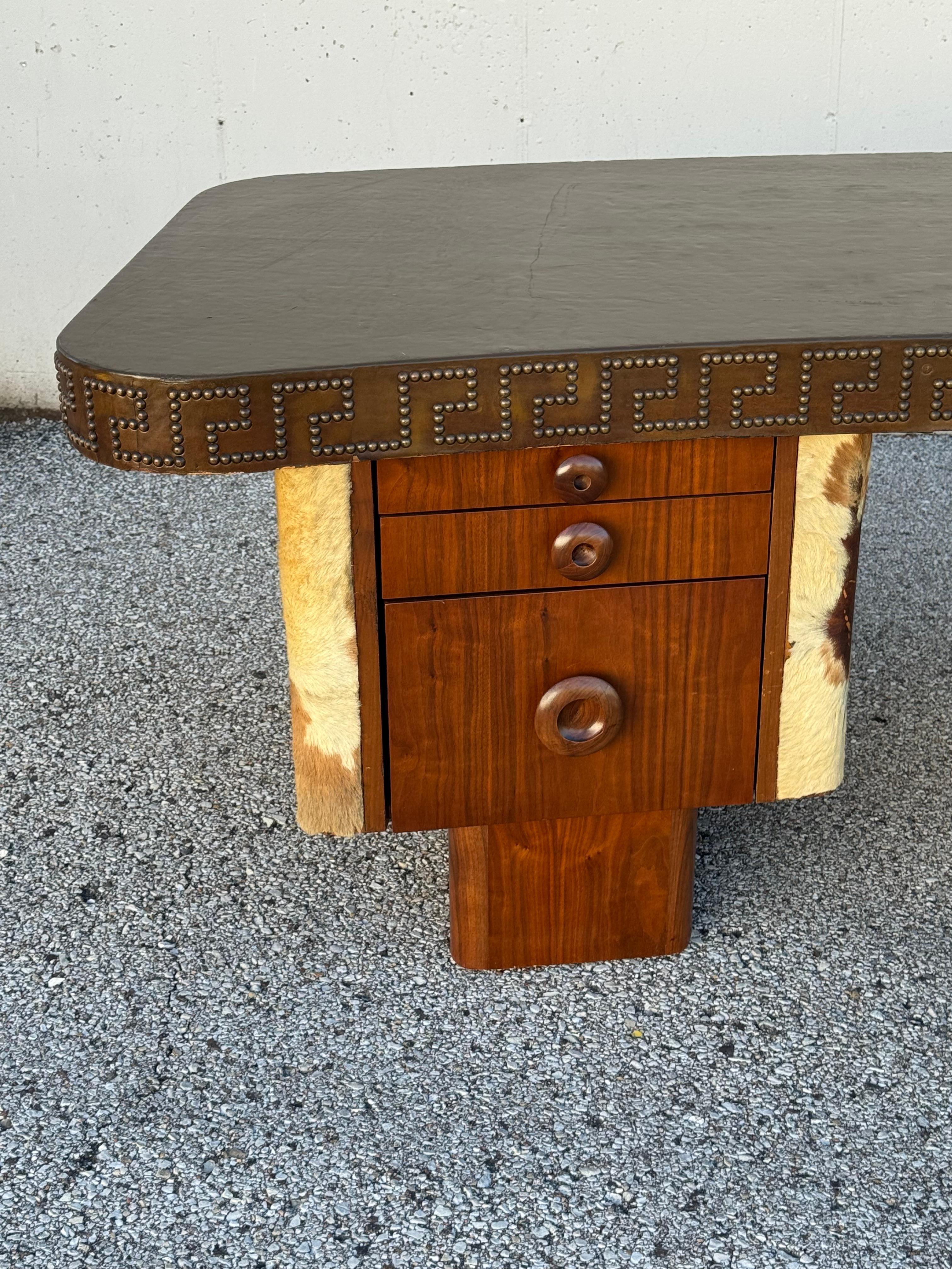 Metà XX secolo Unica scrivania esecutiva degli anni '40 in noce e pelle di bovino - Chiave greca con testa di chiodo in pelle in vendita