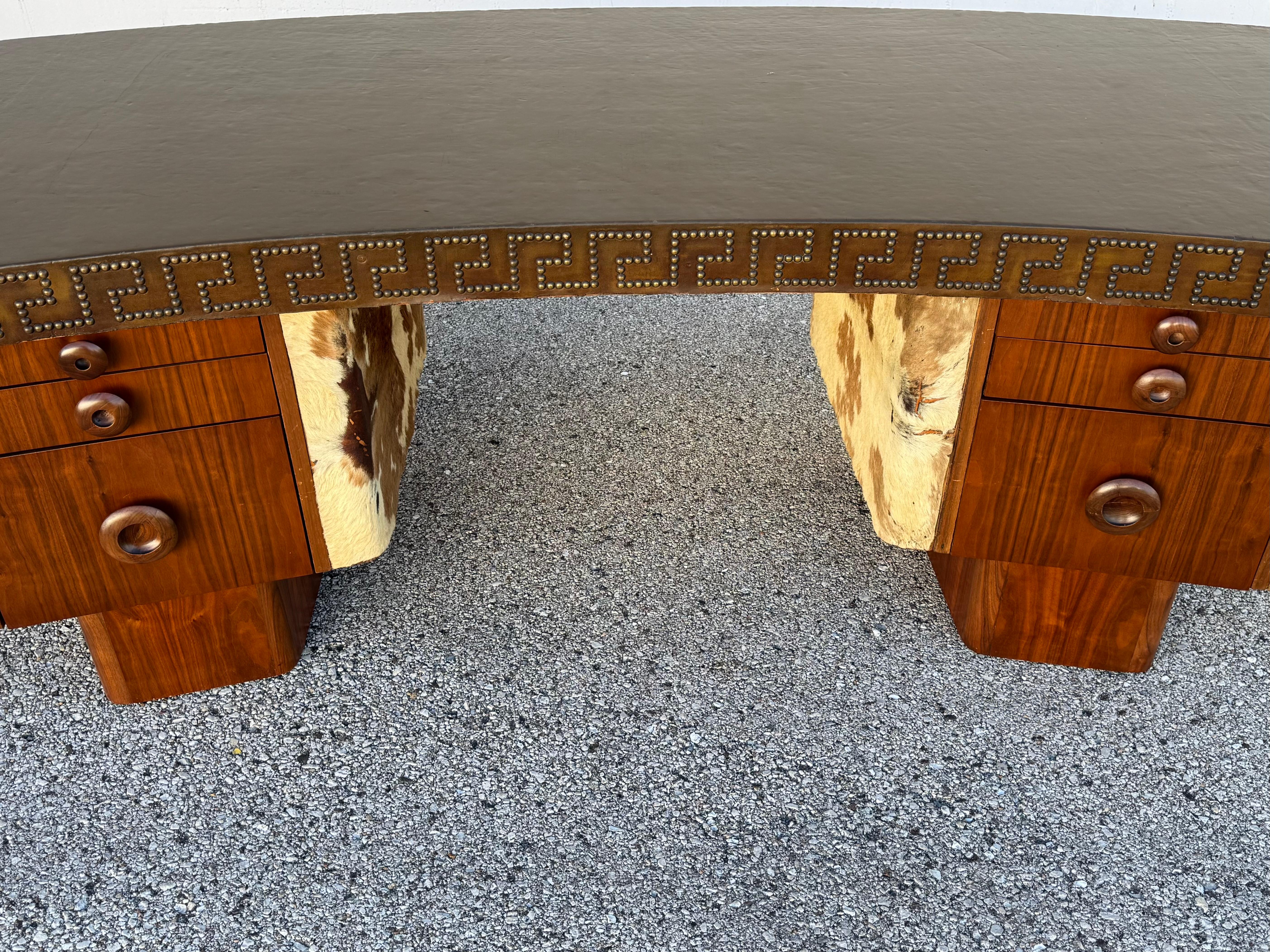 Vacchetta Unica scrivania esecutiva degli anni '40 in noce e pelle di bovino - Chiave greca con testa di chiodo in pelle in vendita