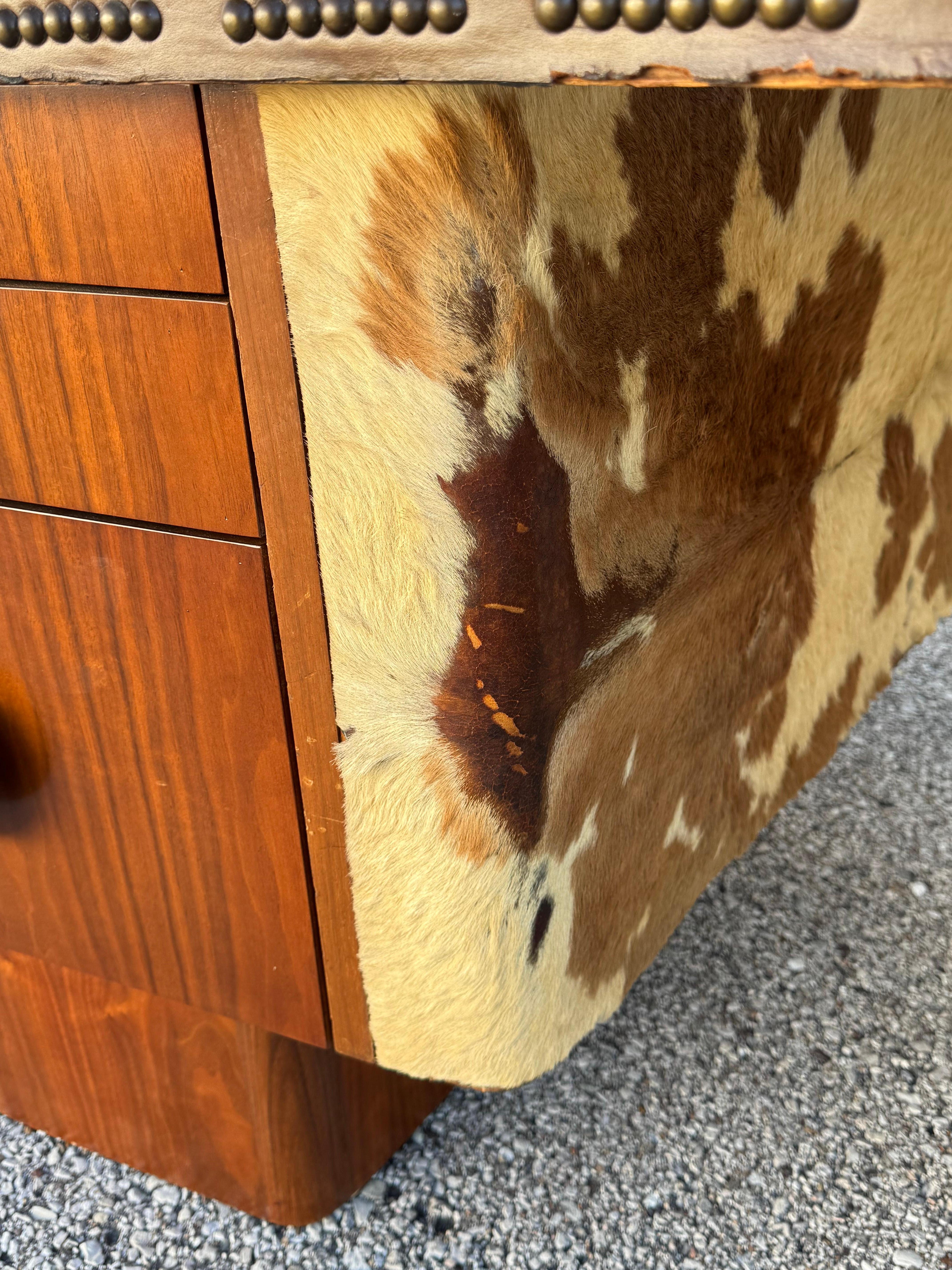 Unica scrivania esecutiva degli anni '40 in noce e pelle di bovino - Chiave greca con testa di chiodo in pelle in vendita 1