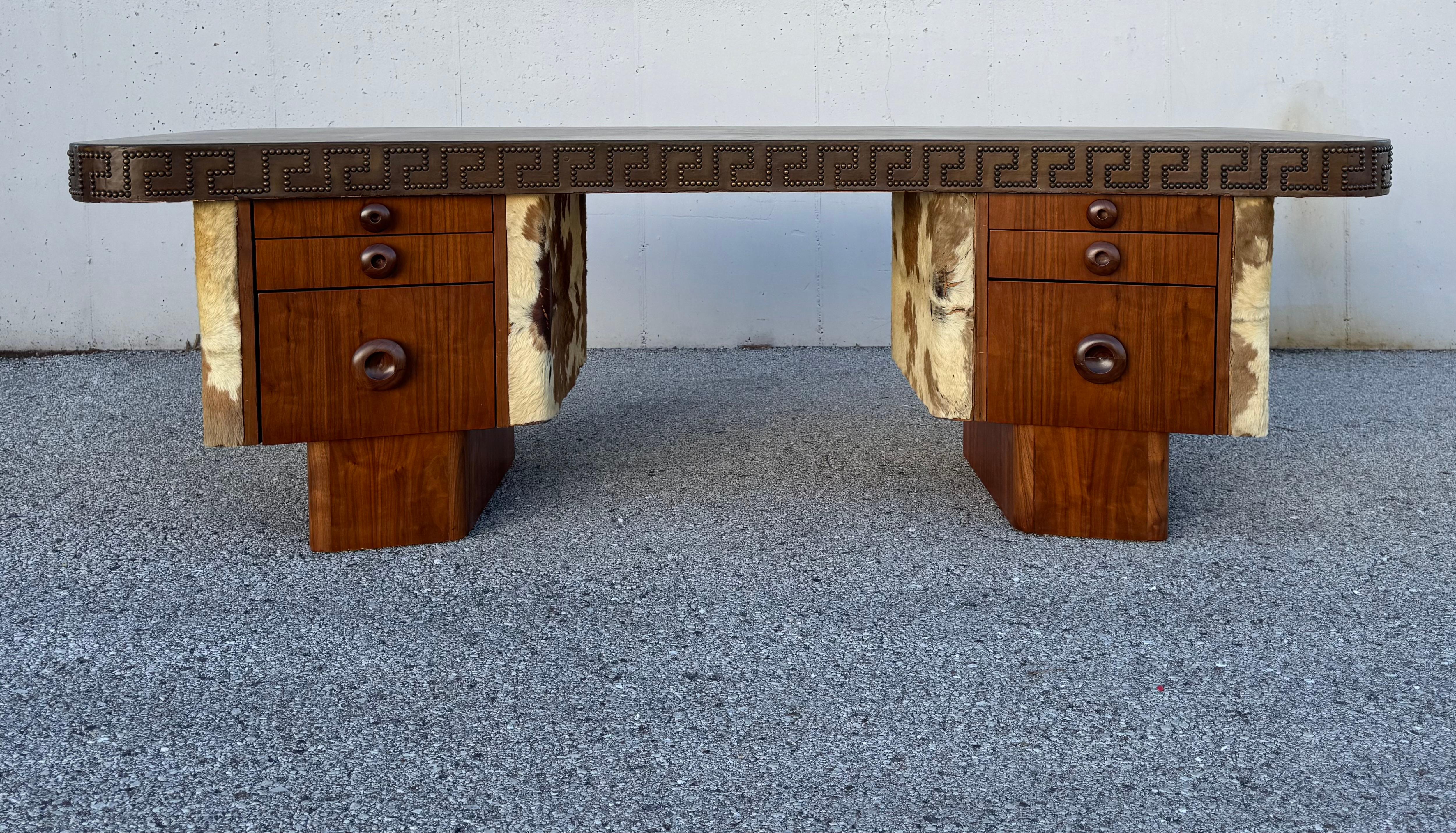 Unica scrivania esecutiva degli anni '40 in noce e pelle di bovino - Chiave greca con testa di chiodo in pelle in vendita 2