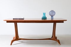 Table unique en cerisier des années 1950 avec une base sculpturale