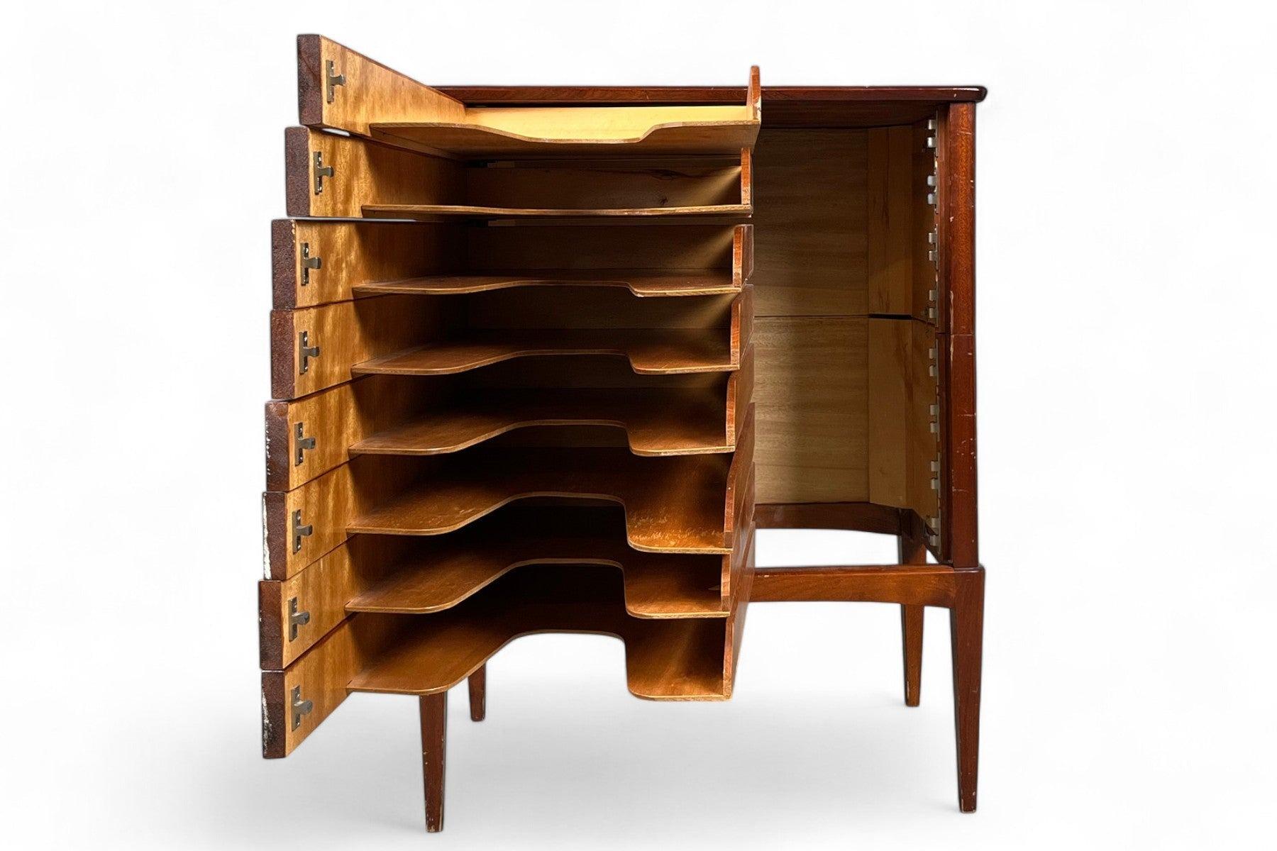 Einzigartiger Akten-/Musikschrank aus Mahagoni aus den 1950er Jahren im Zustand „Gut“ in Berkeley, CA
