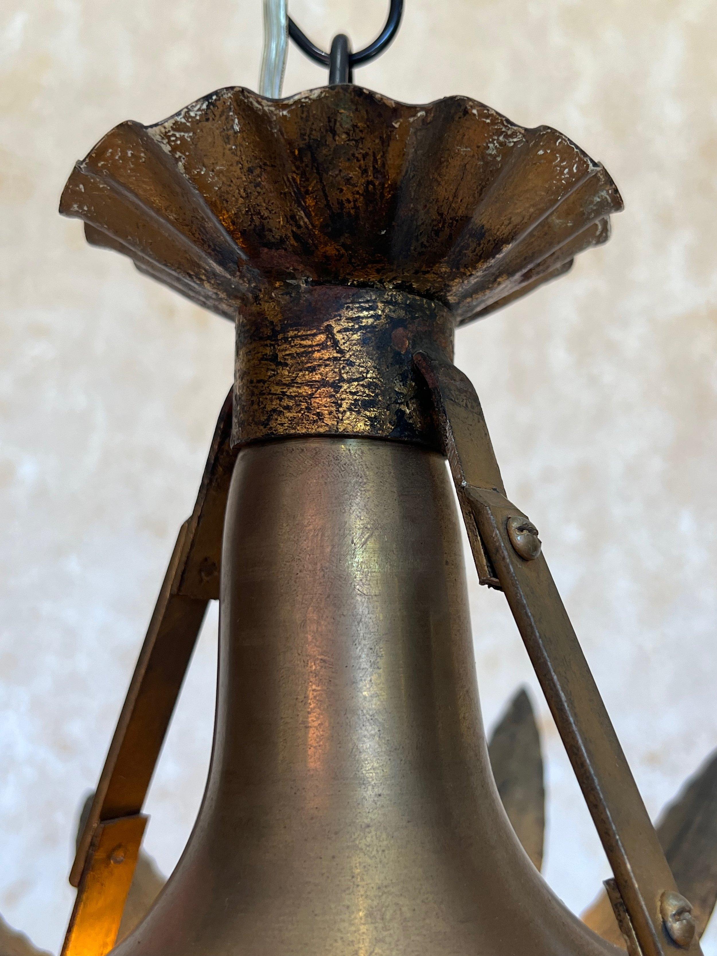 Unica plafoniera spagnola in metallo dorato scuro degli anni '50 con stelo decorativo in vendita 4