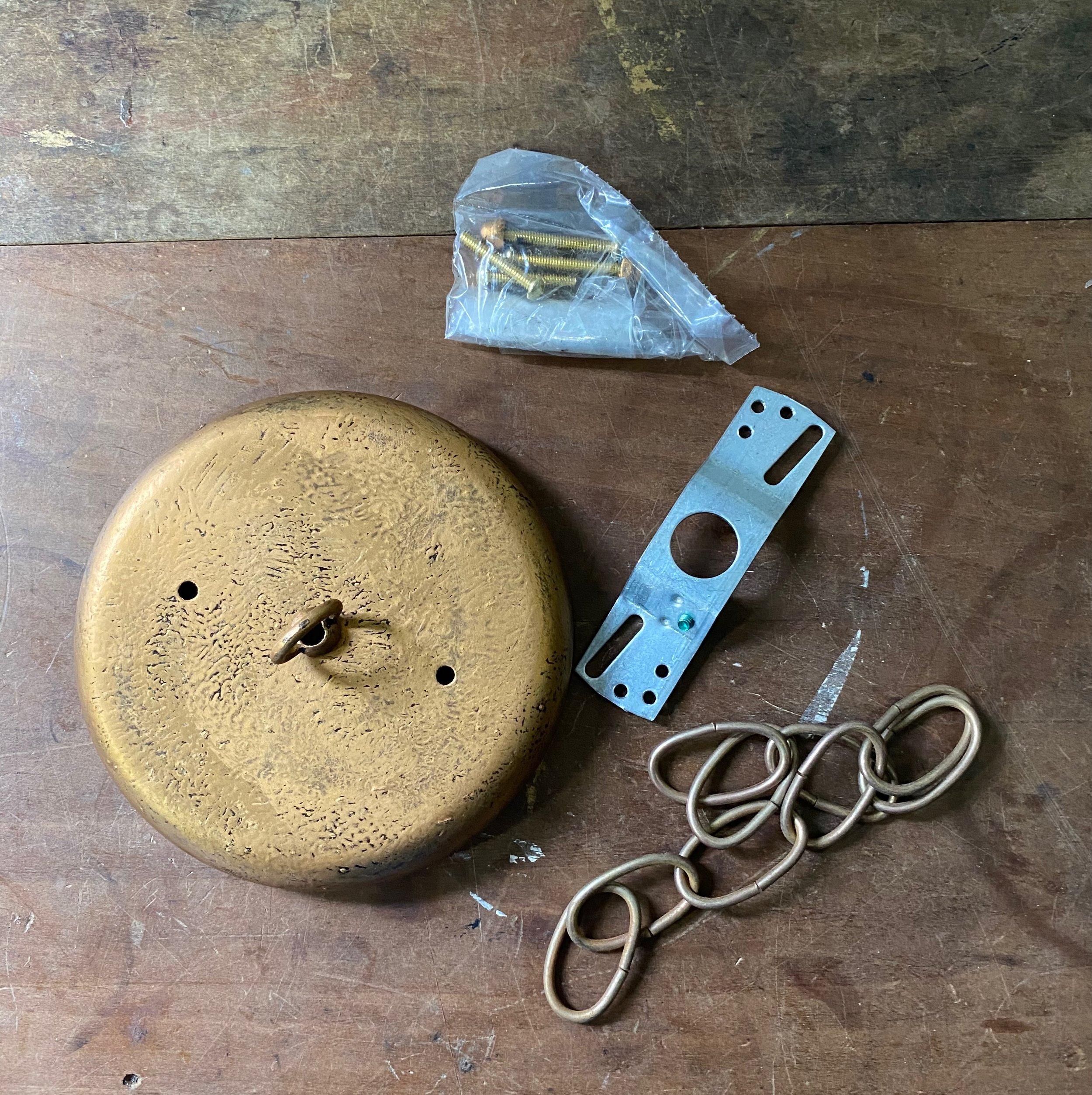 Unica plafoniera spagnola in metallo dorato scuro degli anni '50 con stelo decorativo in vendita 5