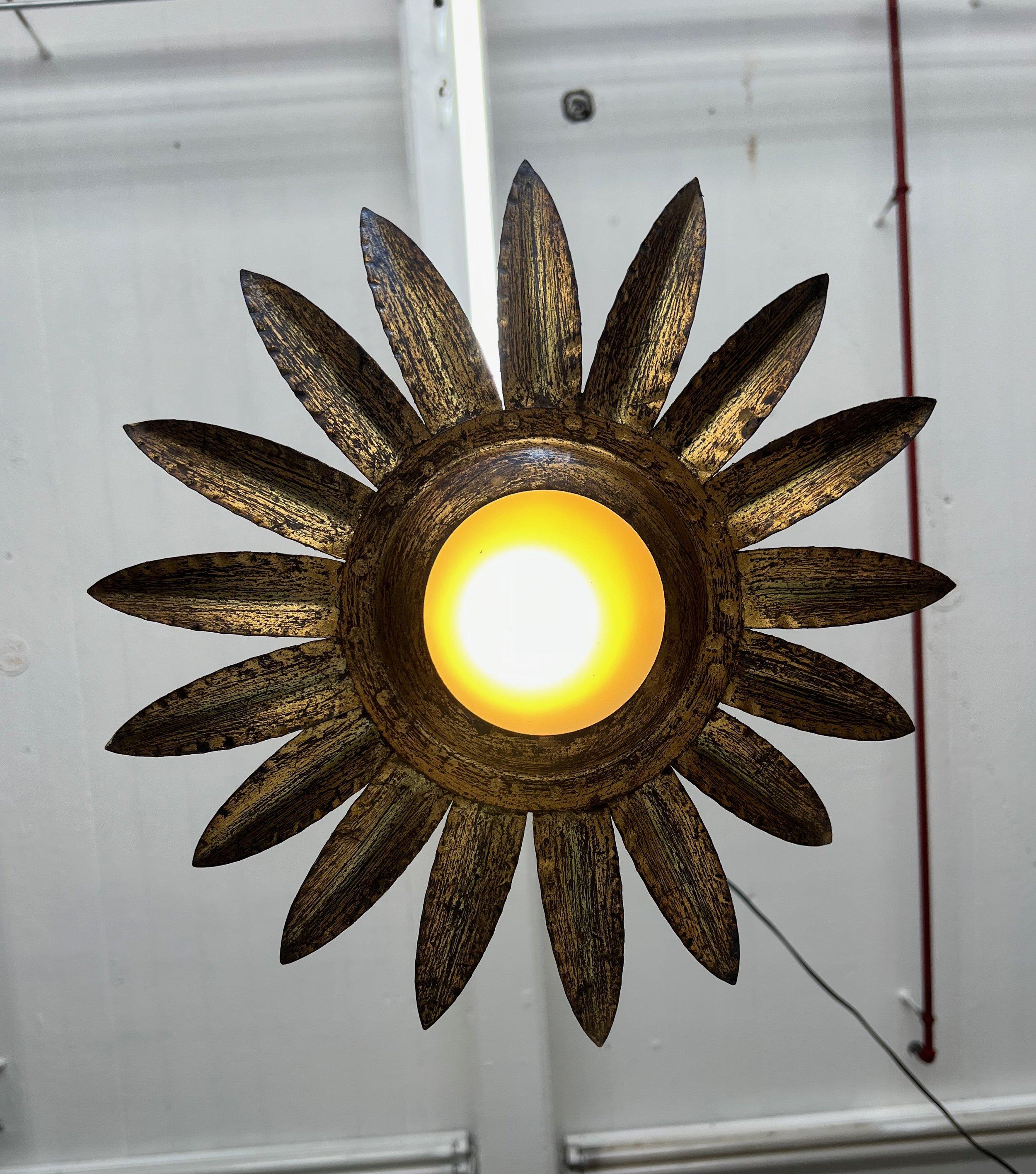 Art Nouveau Unica plafoniera spagnola in metallo dorato scuro degli anni '50 con stelo decorativo in vendita