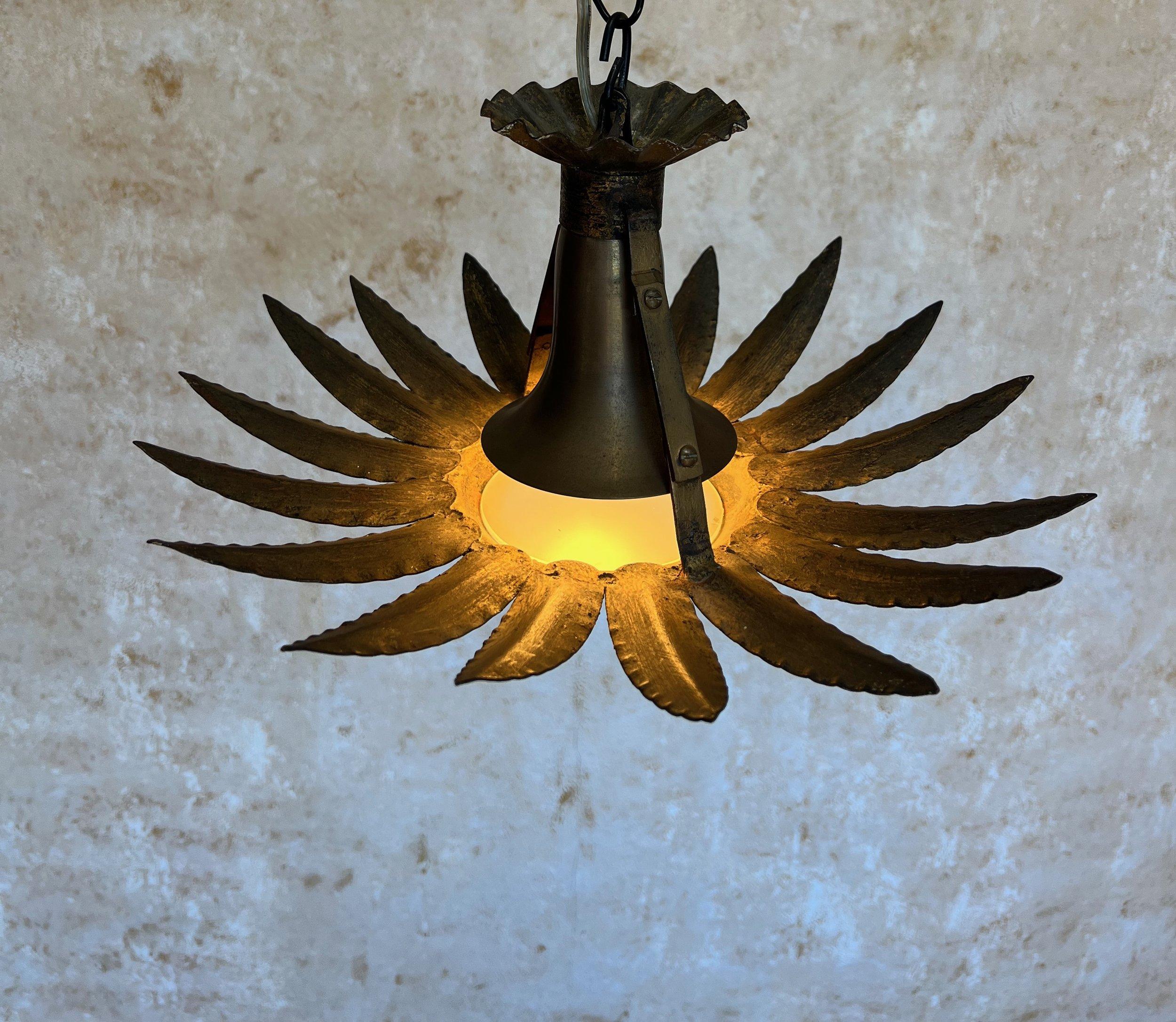 Spagnolo Unica plafoniera spagnola in metallo dorato scuro degli anni '50 con stelo decorativo in vendita