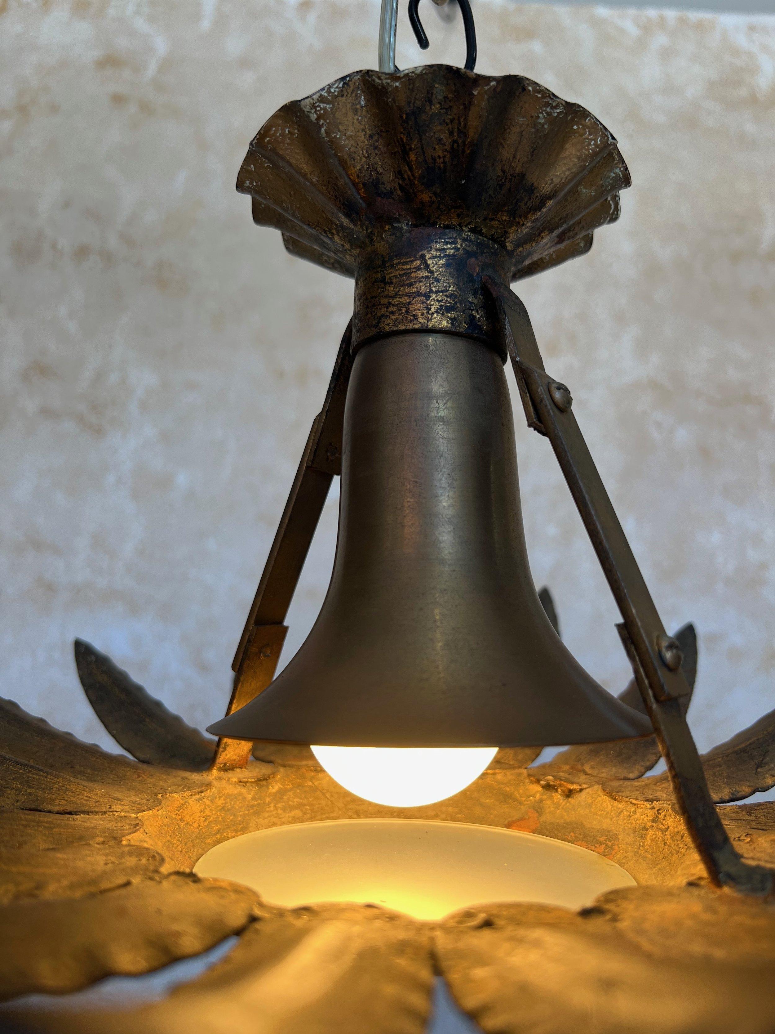 Metà XX secolo Unica plafoniera spagnola in metallo dorato scuro degli anni '50 con stelo decorativo in vendita
