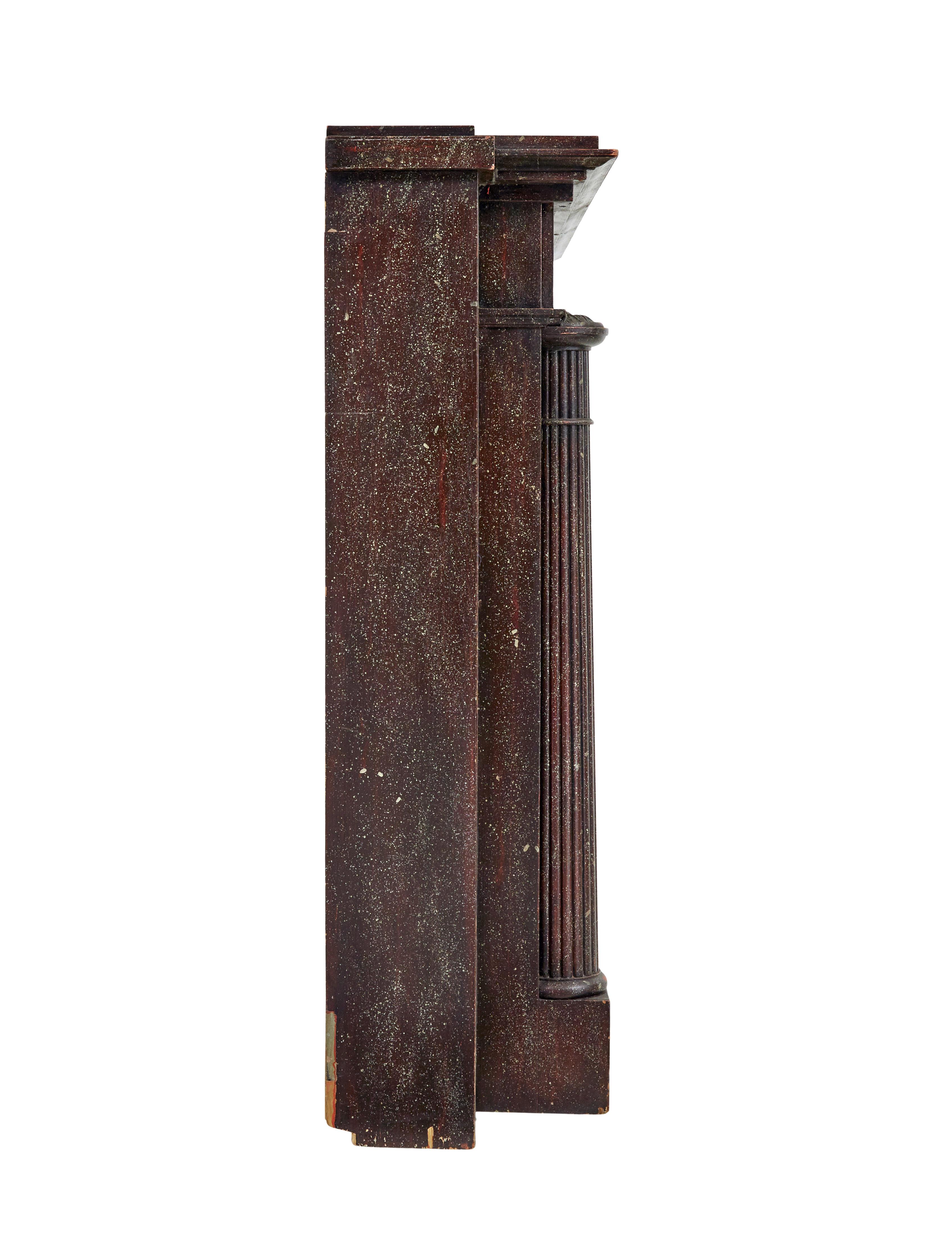 Sculpté à la main Manteau de cheminée unique en marbre faux porphyre des années 1960, de style Adams en vente
