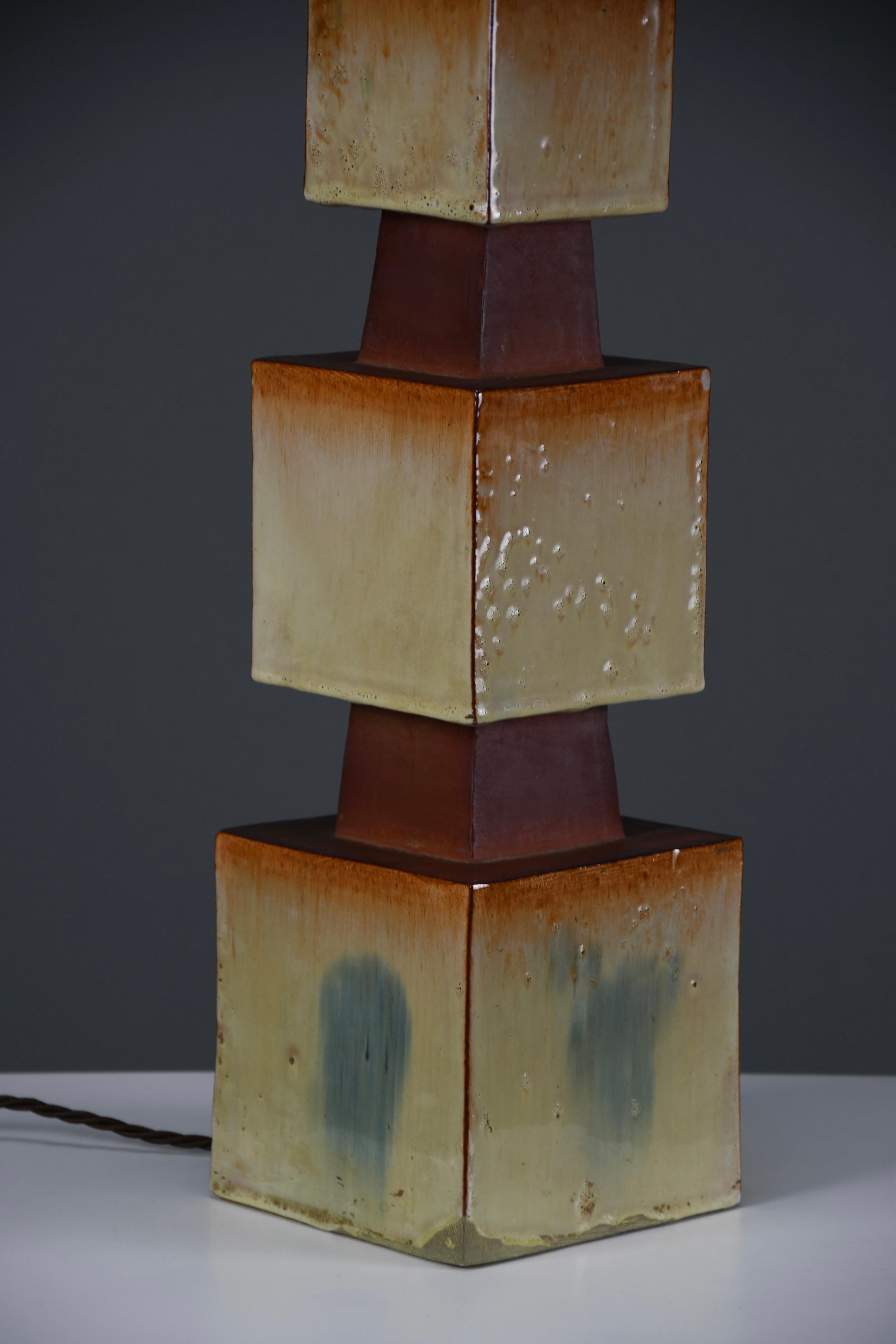 Lampada da tavolo scultorea in ceramica unica degli anni '60 con paralume personalizzato in vendita 3