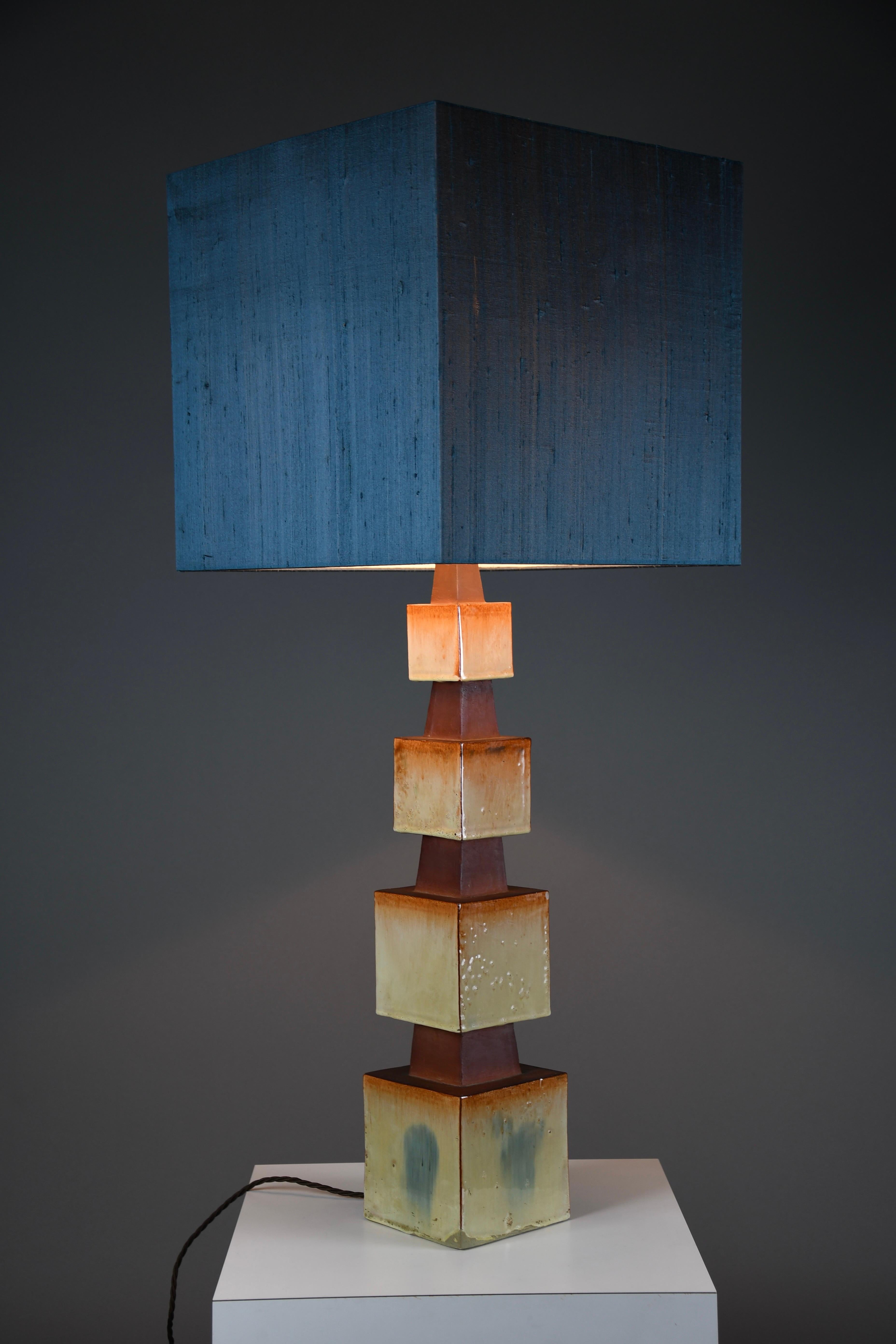 Lampada da tavolo scultorea in ceramica unica degli anni '60 con paralume personalizzato in vendita 4