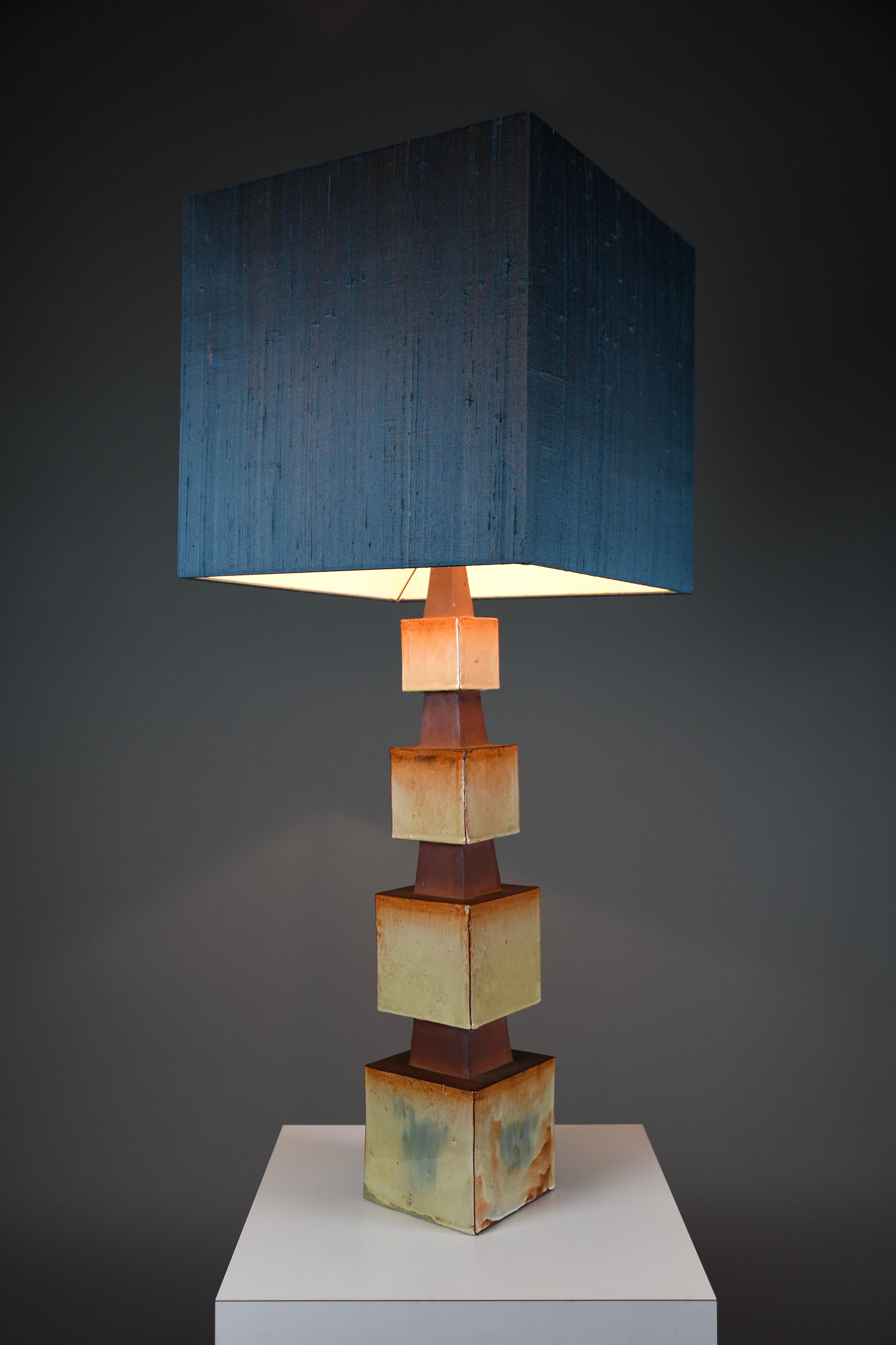 Lampada da tavolo scultorea in ceramica unica degli anni '60 con paralume personalizzato in vendita 6