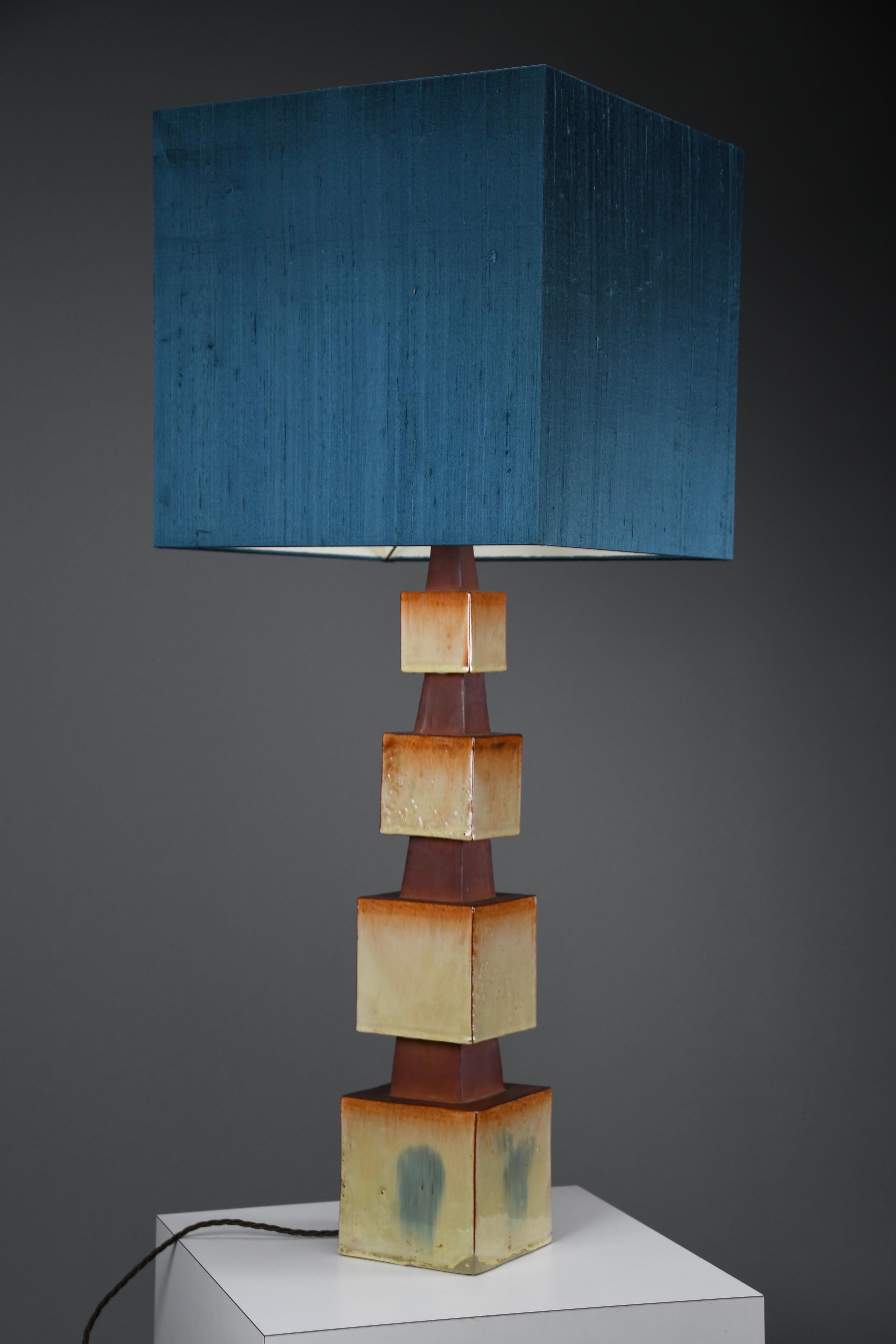 Lampada da tavolo scultorea in ceramica del 1960 con paralume personalizzato

Questa lampada da tavolo in ceramica, realizzata a mano negli anni '60, è un'audace forma moderna di metà secolo, con una spiccata presenza scultorea. Composta da blocchi