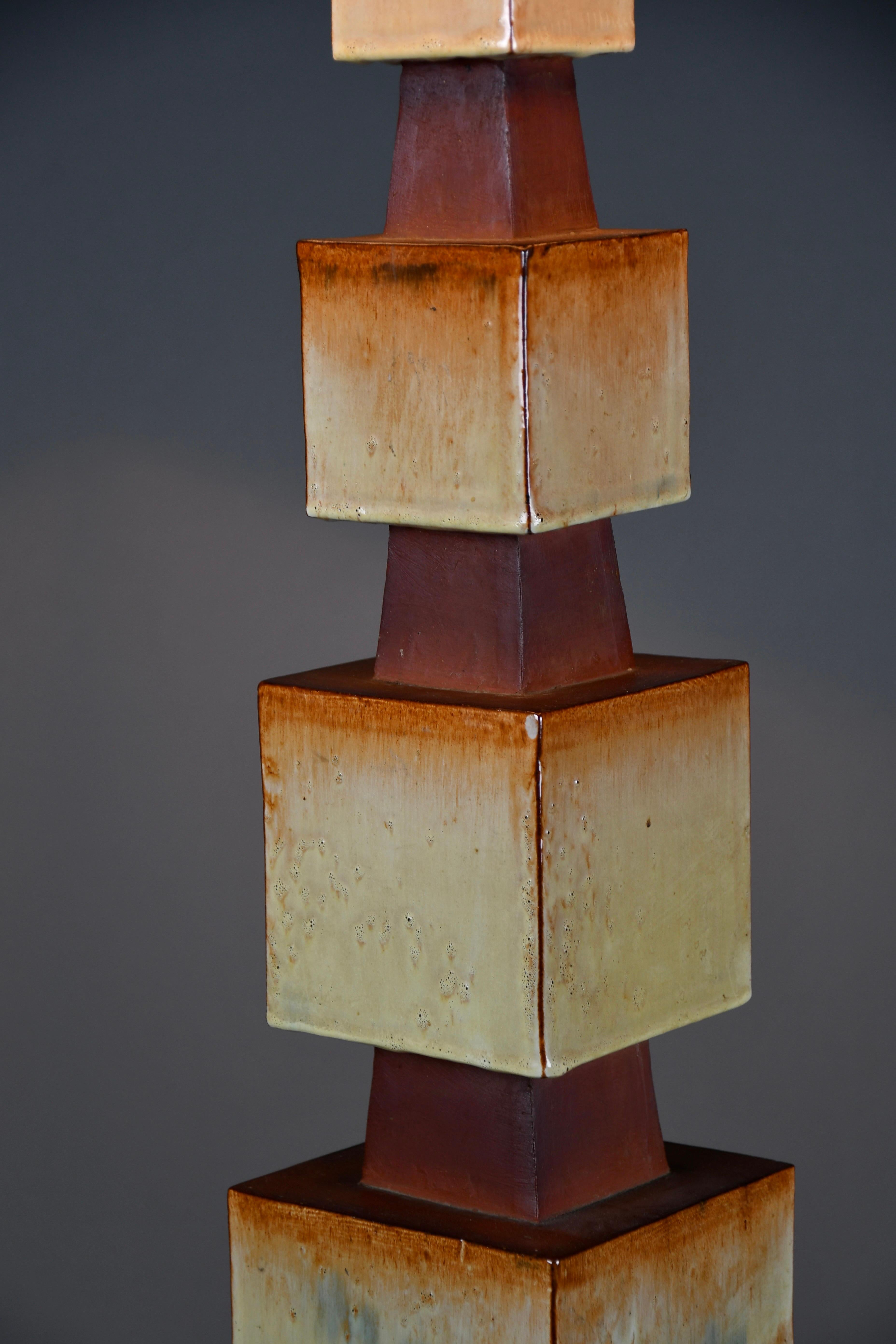 Mid-Century moderno Lampada da tavolo scultorea in ceramica unica degli anni '60 con paralume personalizzato in vendita