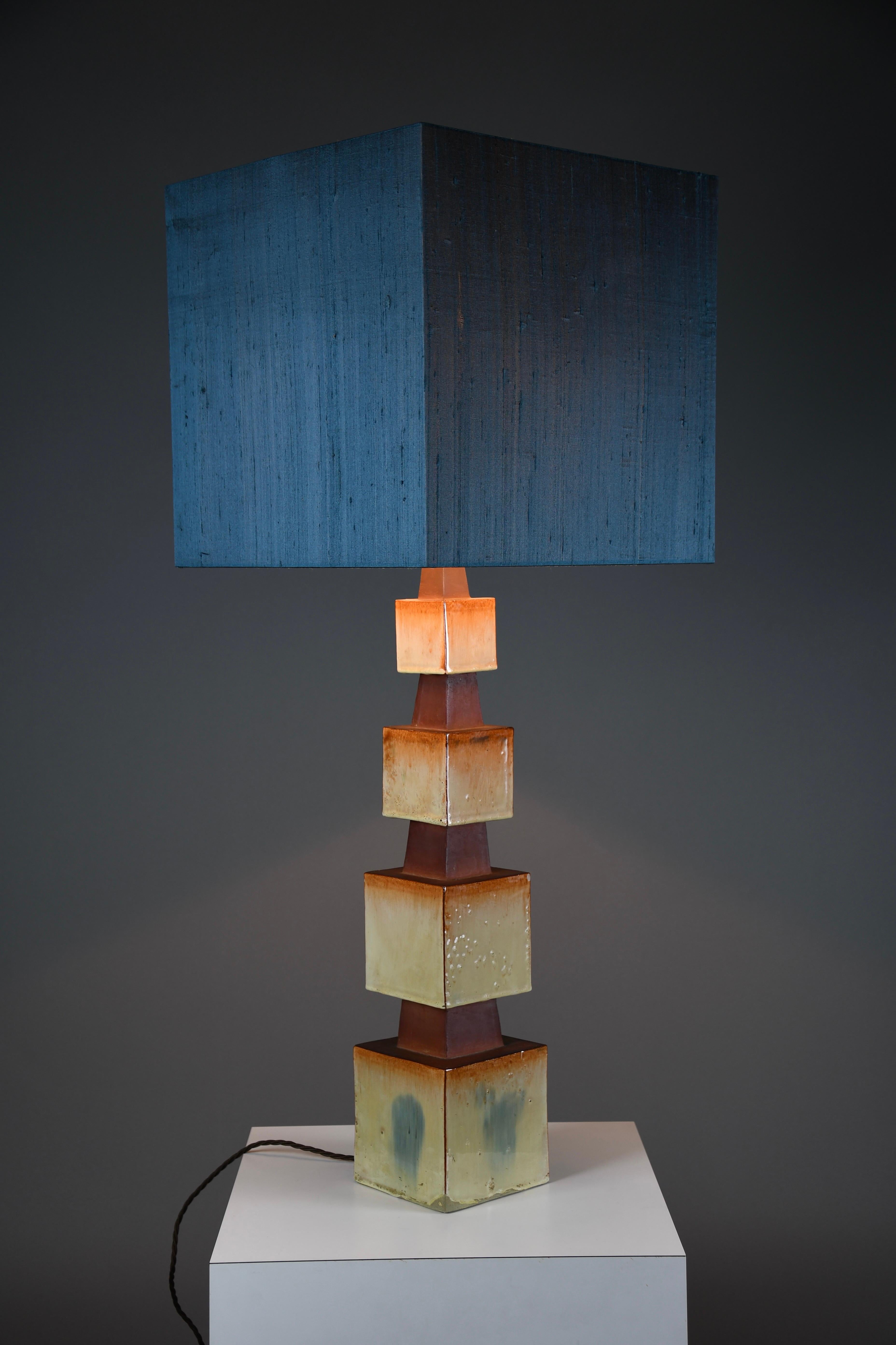Olandese Lampada da tavolo scultorea in ceramica unica degli anni '60 con paralume personalizzato in vendita
