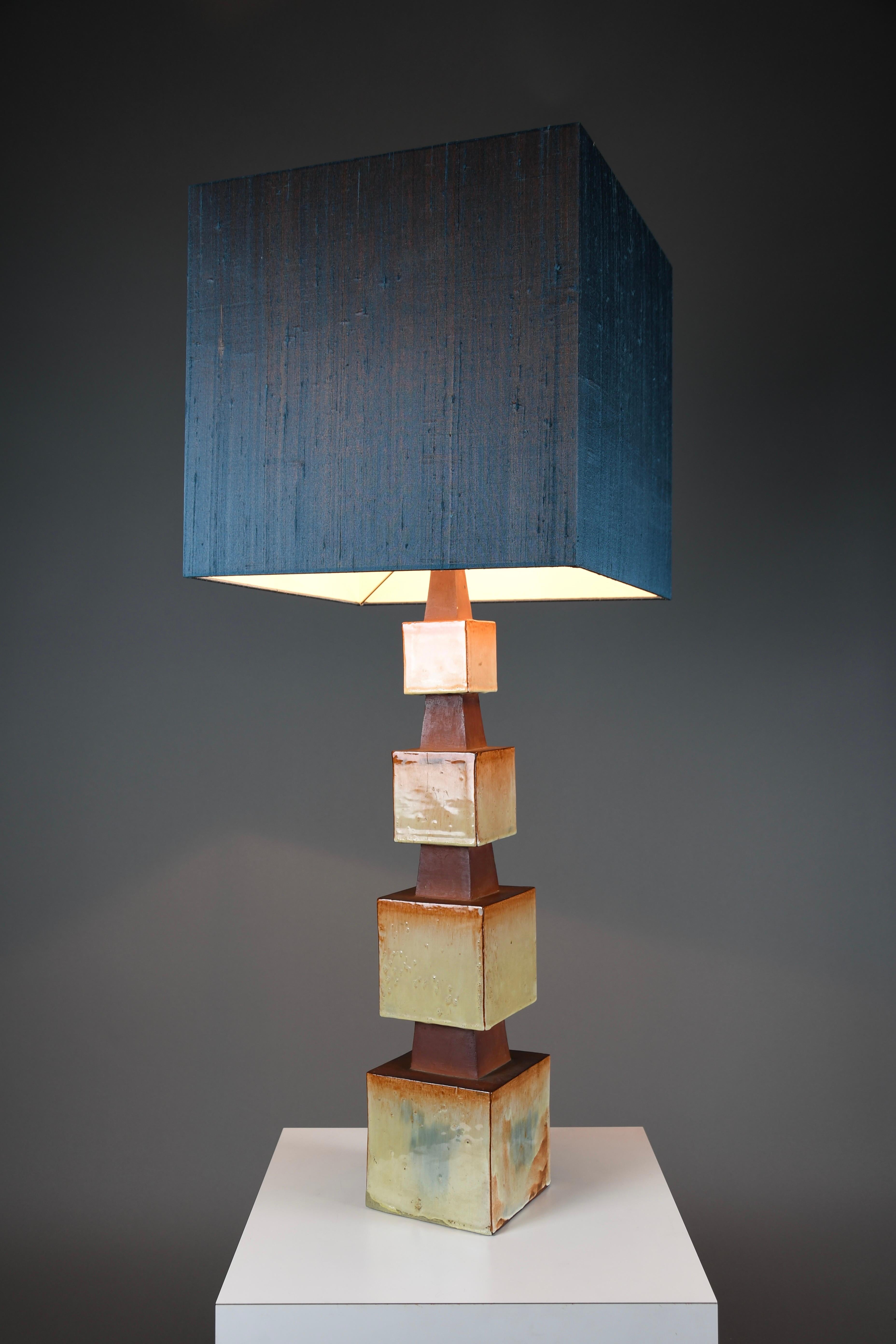 Metà XX secolo Lampada da tavolo scultorea in ceramica unica degli anni '60 con paralume personalizzato in vendita