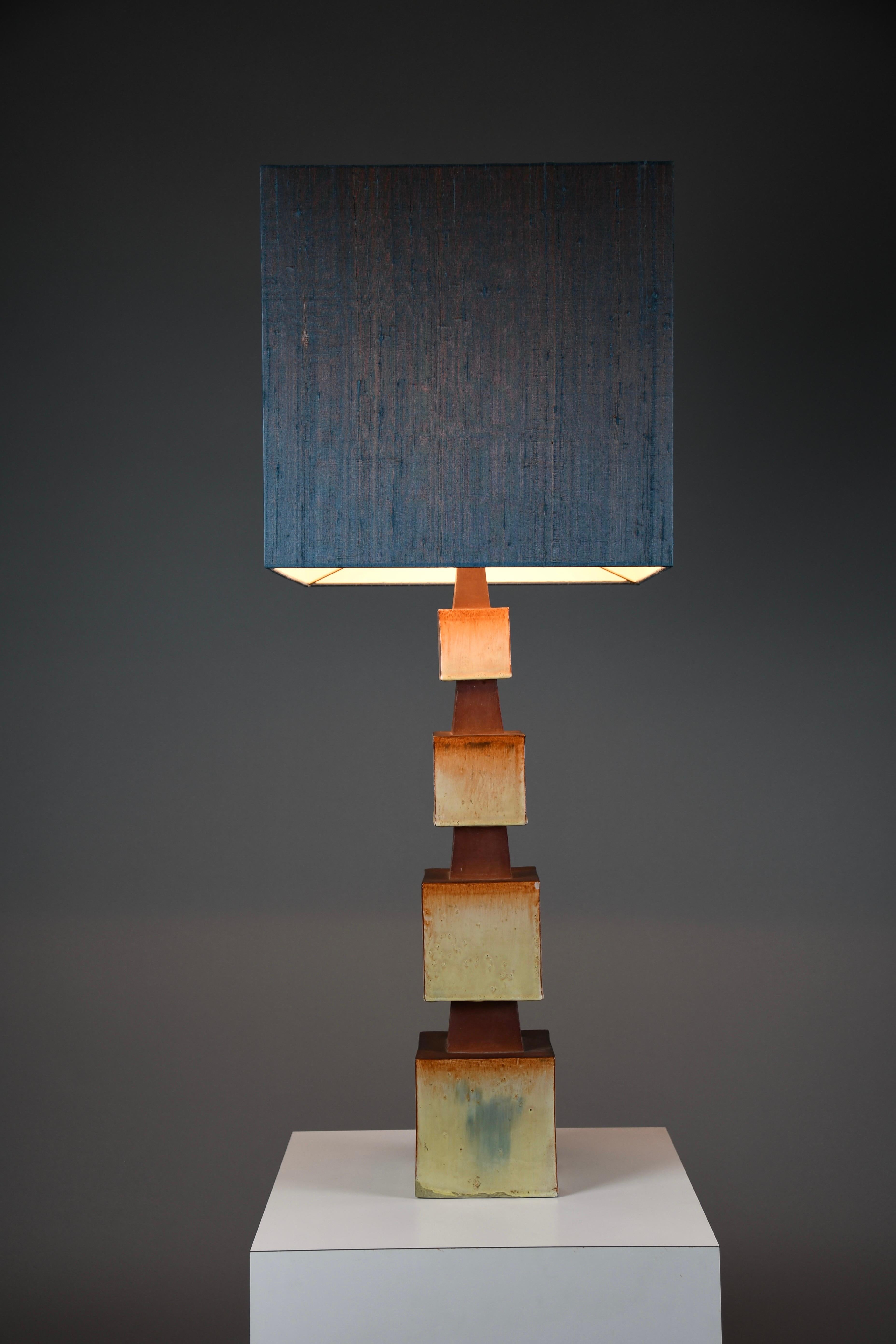 Ceramica Lampada da tavolo scultorea in ceramica unica degli anni '60 con paralume personalizzato in vendita