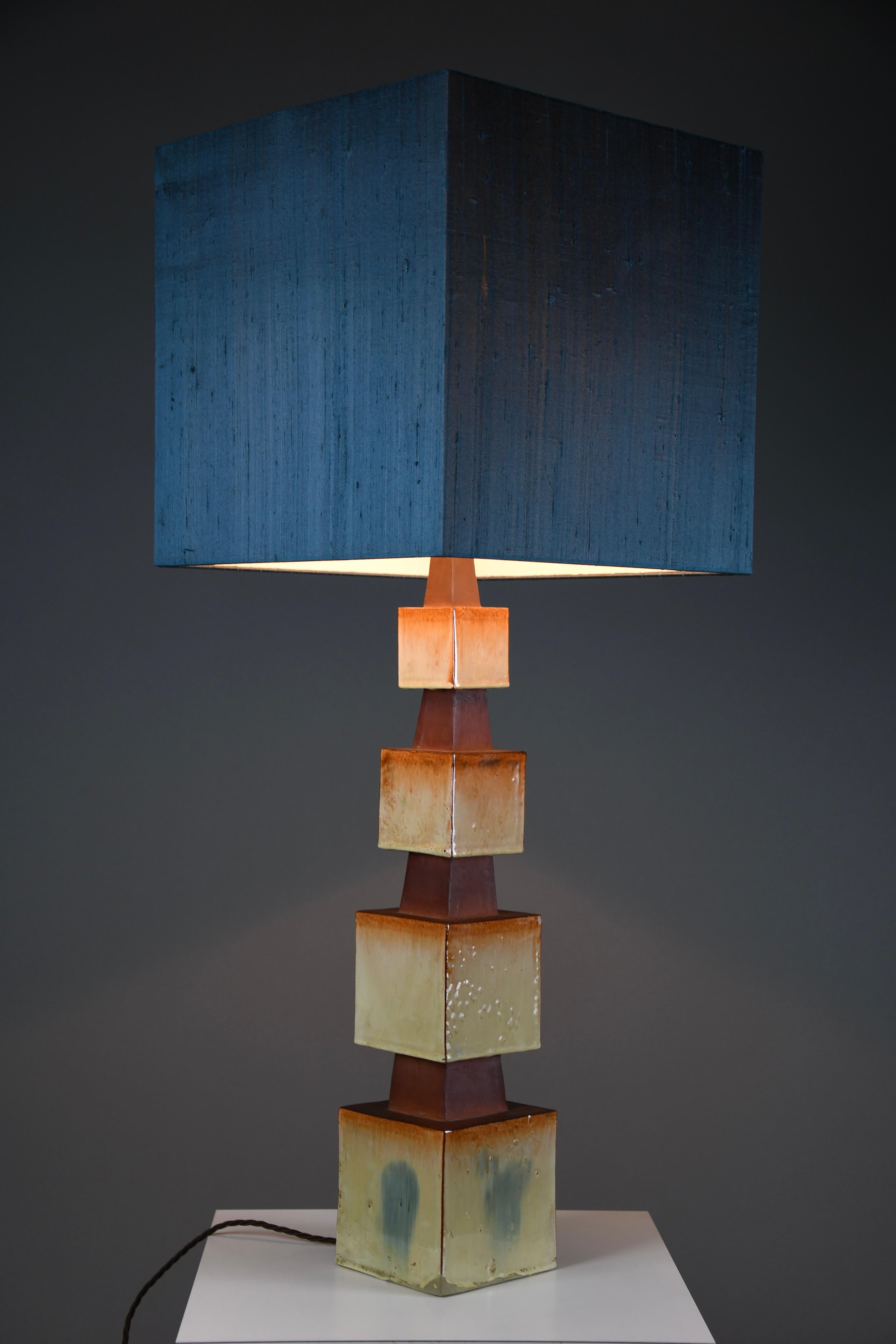 Lampada da tavolo scultorea in ceramica unica degli anni '60 con paralume personalizzato in vendita 2