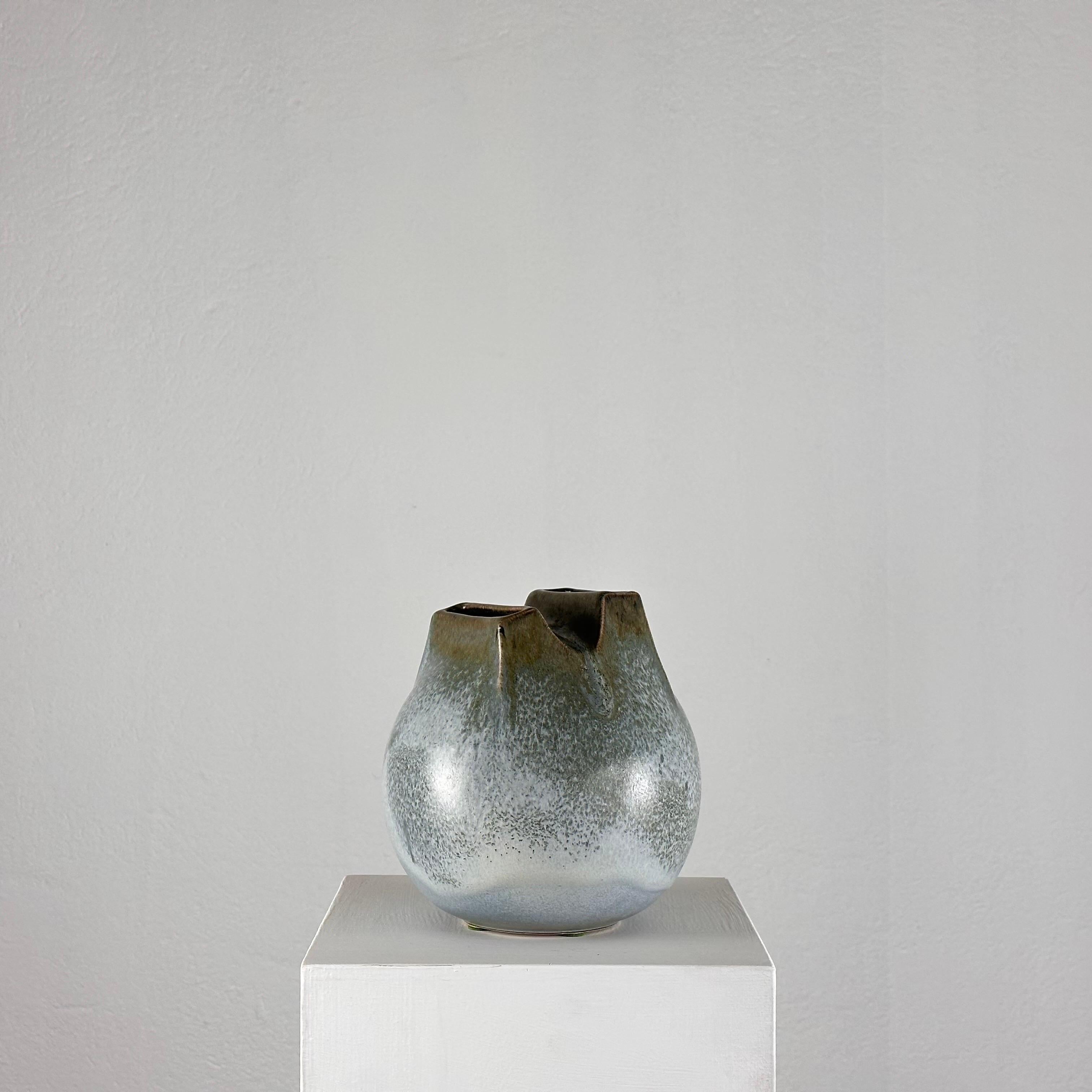 
Faites une déclaration audacieuse dans votre maison avec cet extraordinaire vase en céramique conçu par Franco Bucci dans les années 1970. Surnommé le vase 