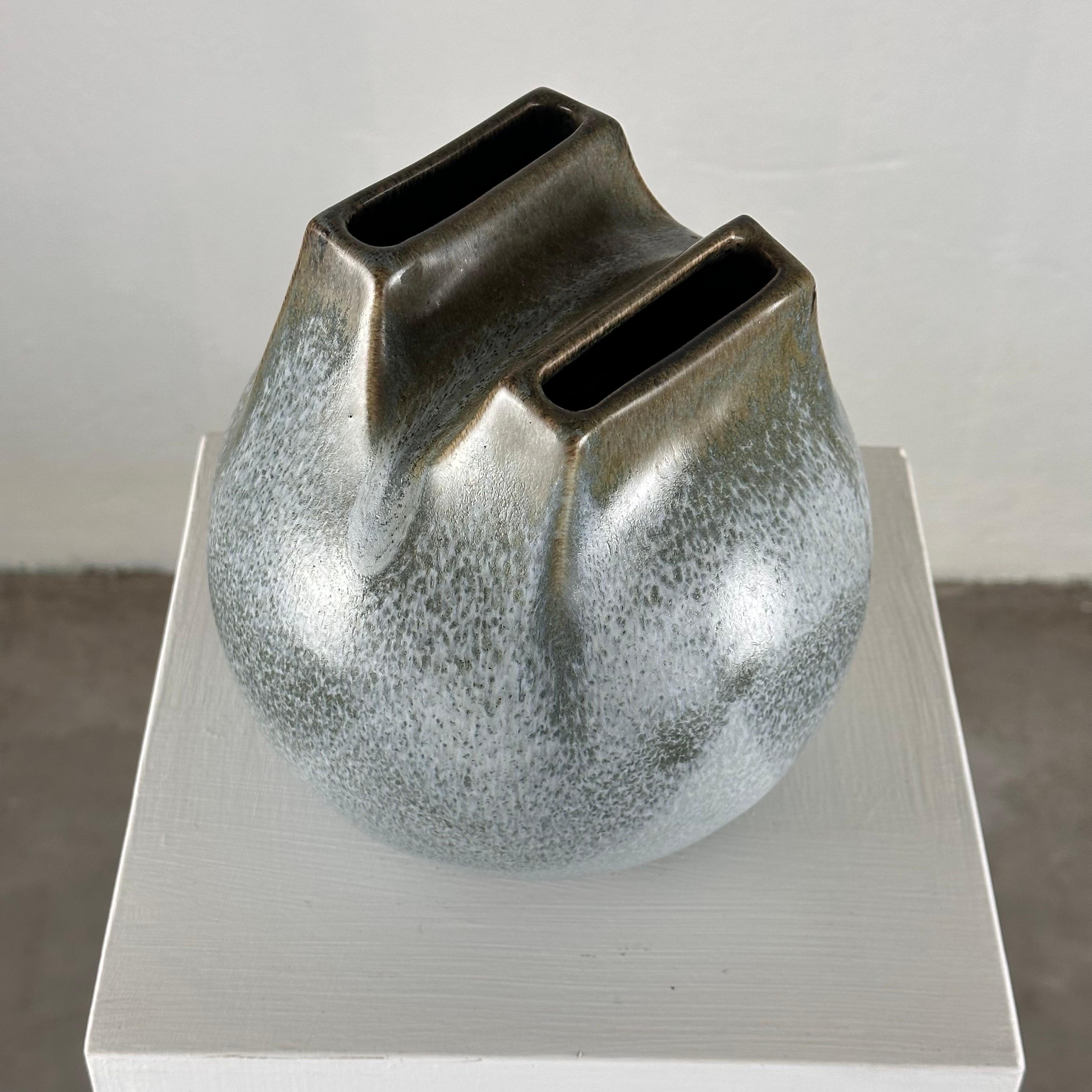 Vase unique en céramique Franco Bucci des années 1970 : « Whistle » avec deux moules en vente 1