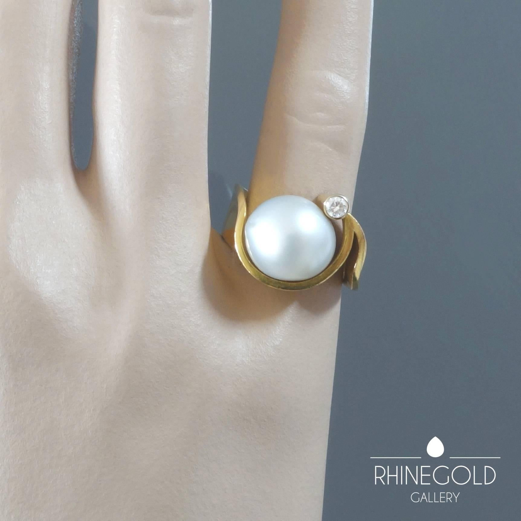 Unique South Sea Pearl Diamond Gold Cocktail Ring
18k yellow gold, South Sea Pearl, brilliant cut diamond (0.05ct.)
Ring head 1.65 cm by 1.4 cm (approx. 5/8” by 9/16”)
Ring size: Ø 16.5 mm = EU 51.9 / US 6 / ASIA 12
Weight approx. 10.5 grams
Marks: