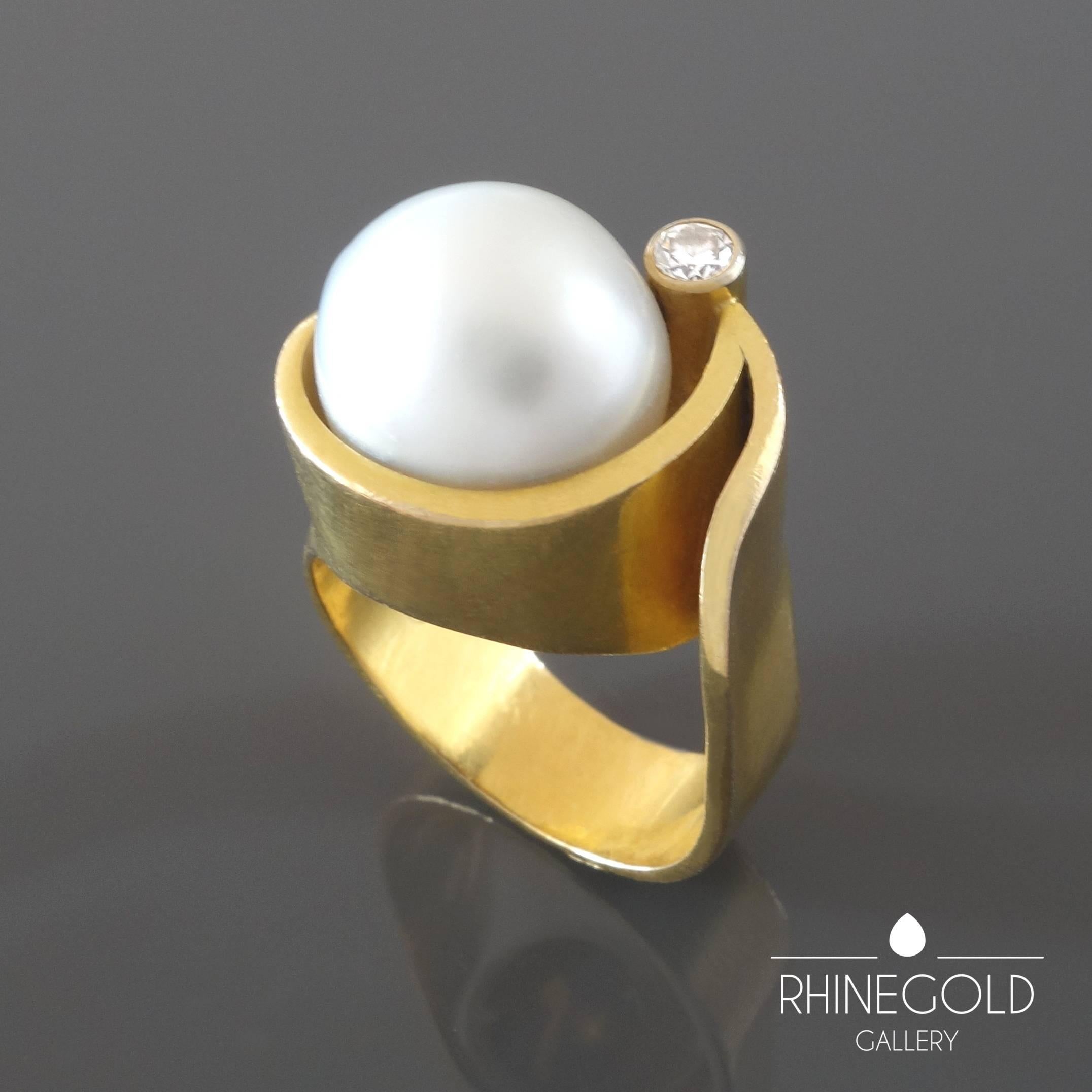 Unique 1980s South Sea Pearl Diamond Gold Cocktail Ring In Good Condition For Sale In Dusseldorf, NRW