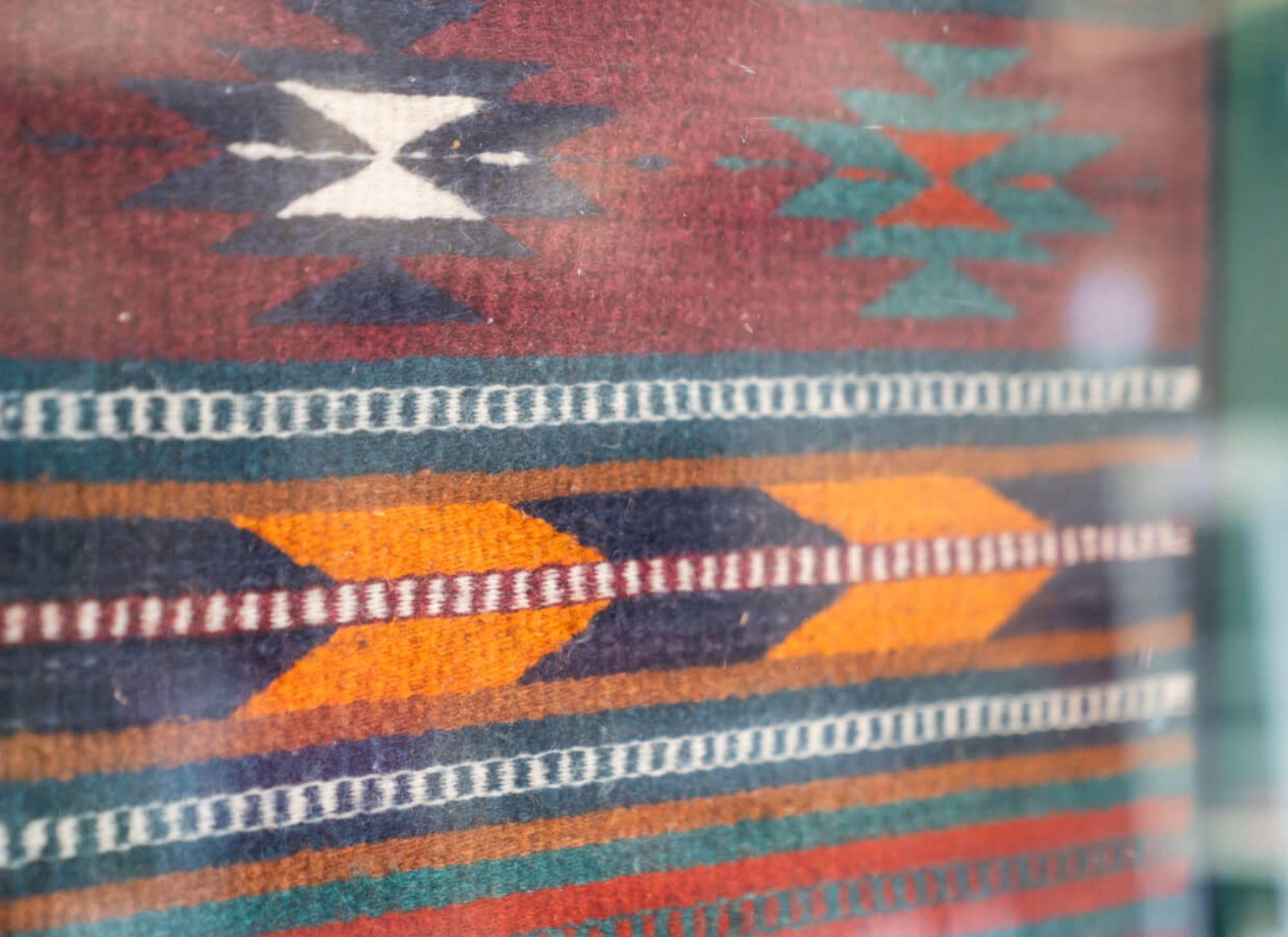 Pintura mexicana sobre madera única de los años 90 - Una vibrante expresión de arte popular en venta 5
