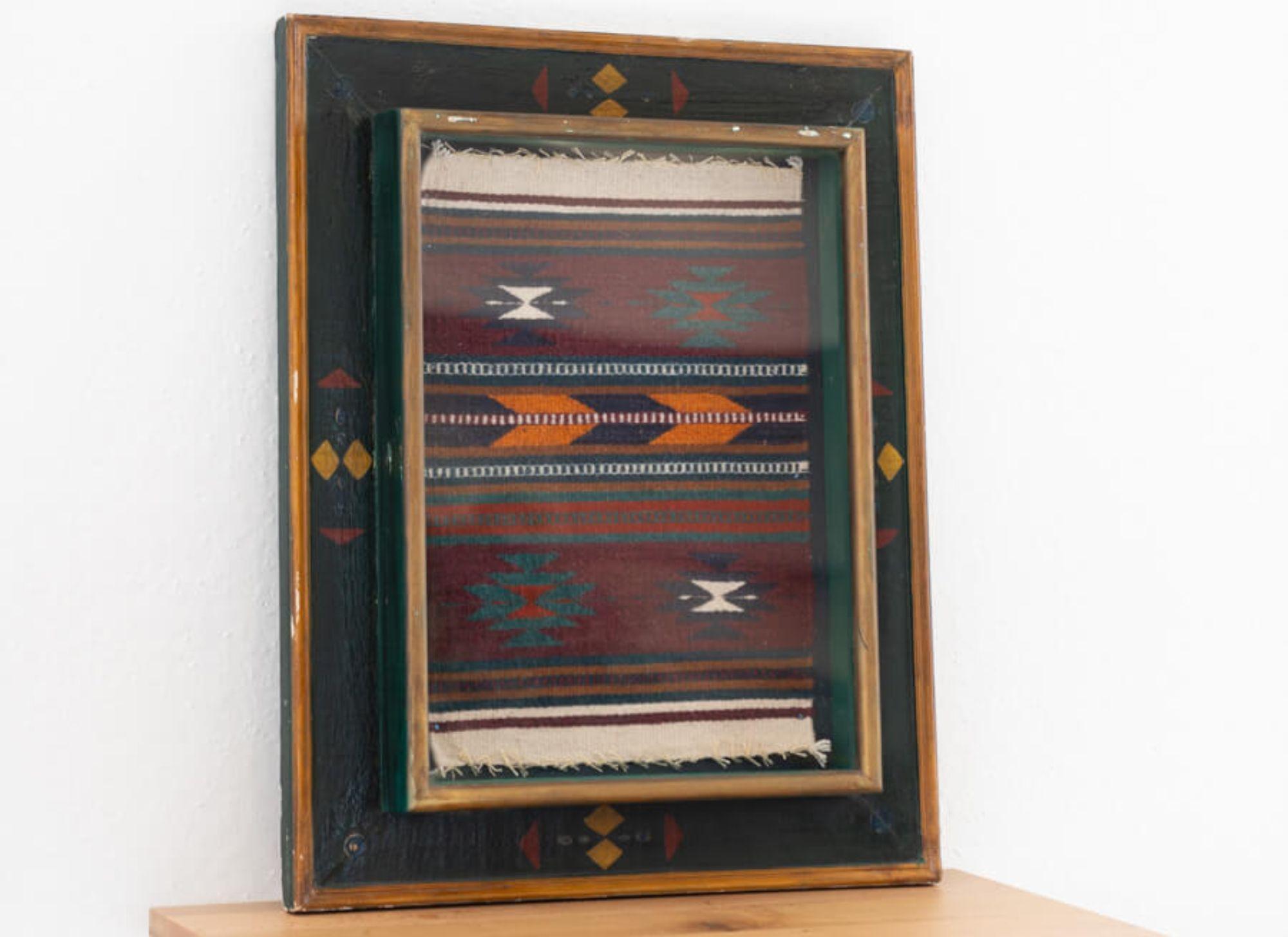 Pintura mexicana sobre madera única de los años 90 - Una vibrante expresión de arte popular

Impregne su espacio con la rica herencia cultural de México a través de esta llamativa pintura de los años 90 sobre madera. Esta obra de arte es una