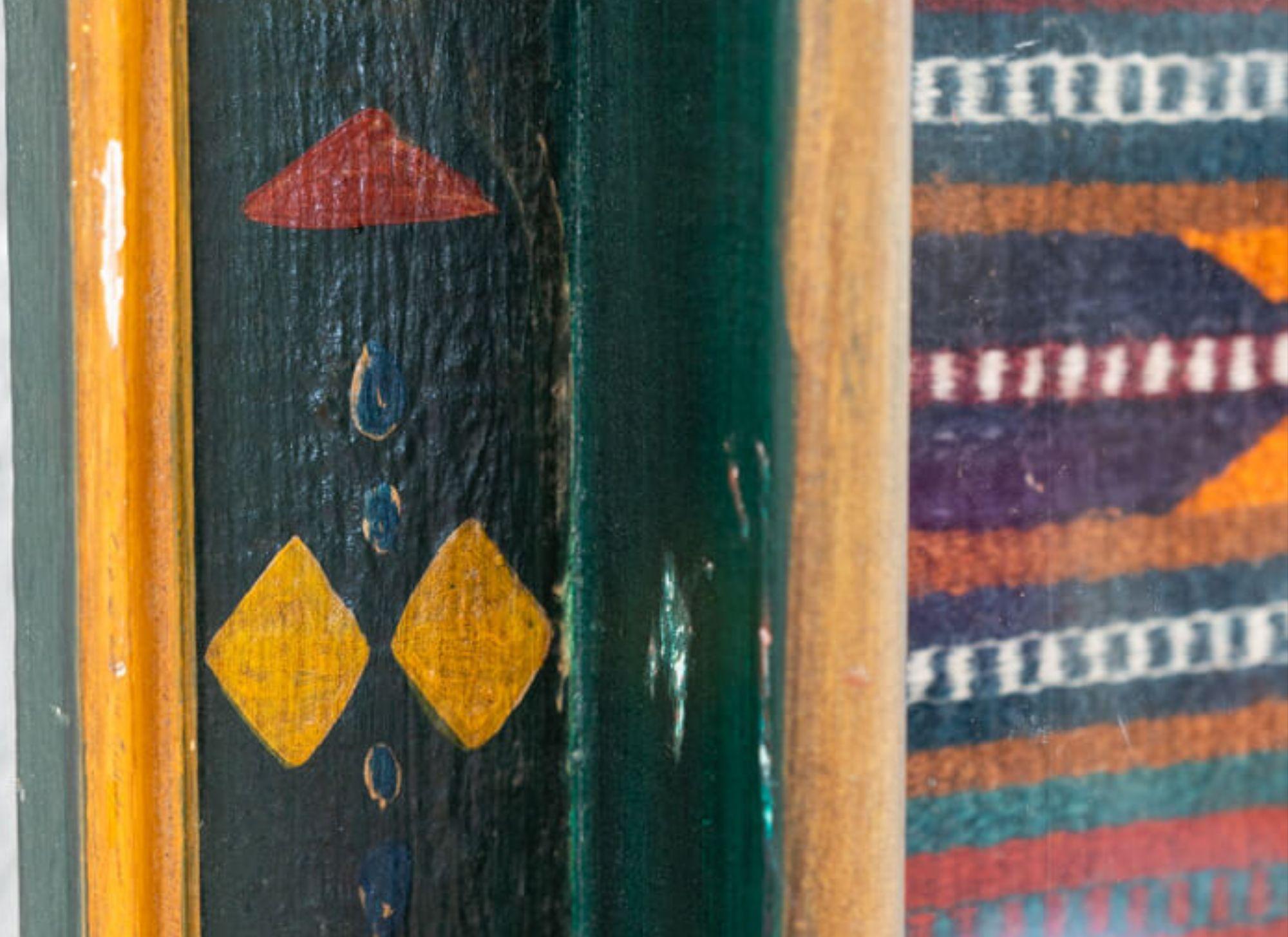 Pintura mexicana sobre madera única de los años 90 - Una vibrante expresión de arte popular en Bueno estado para la venta en Manzano, IT