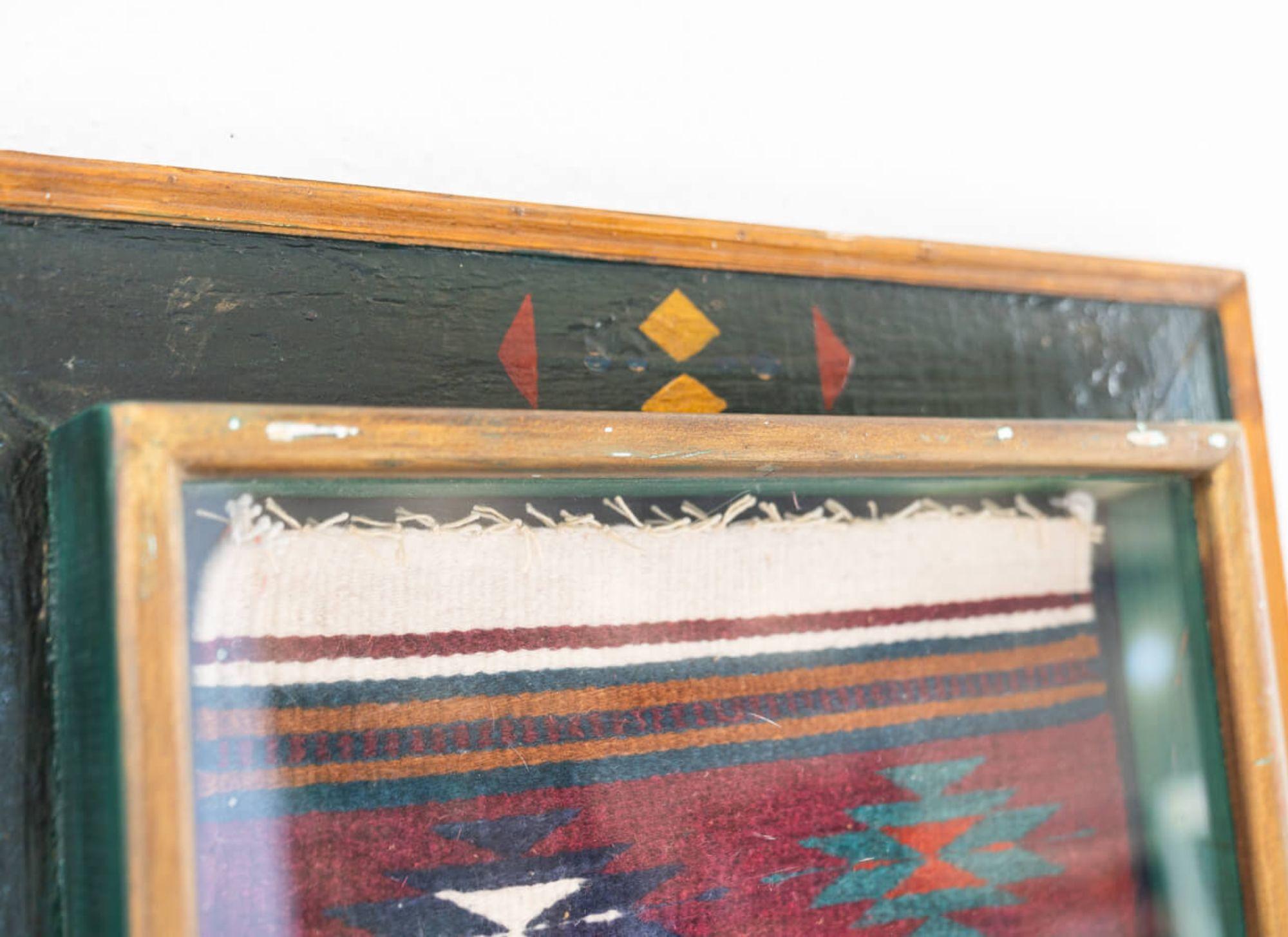 Pintura mexicana sobre madera única de los años 90 - Una vibrante expresión de arte popular Tela en venta