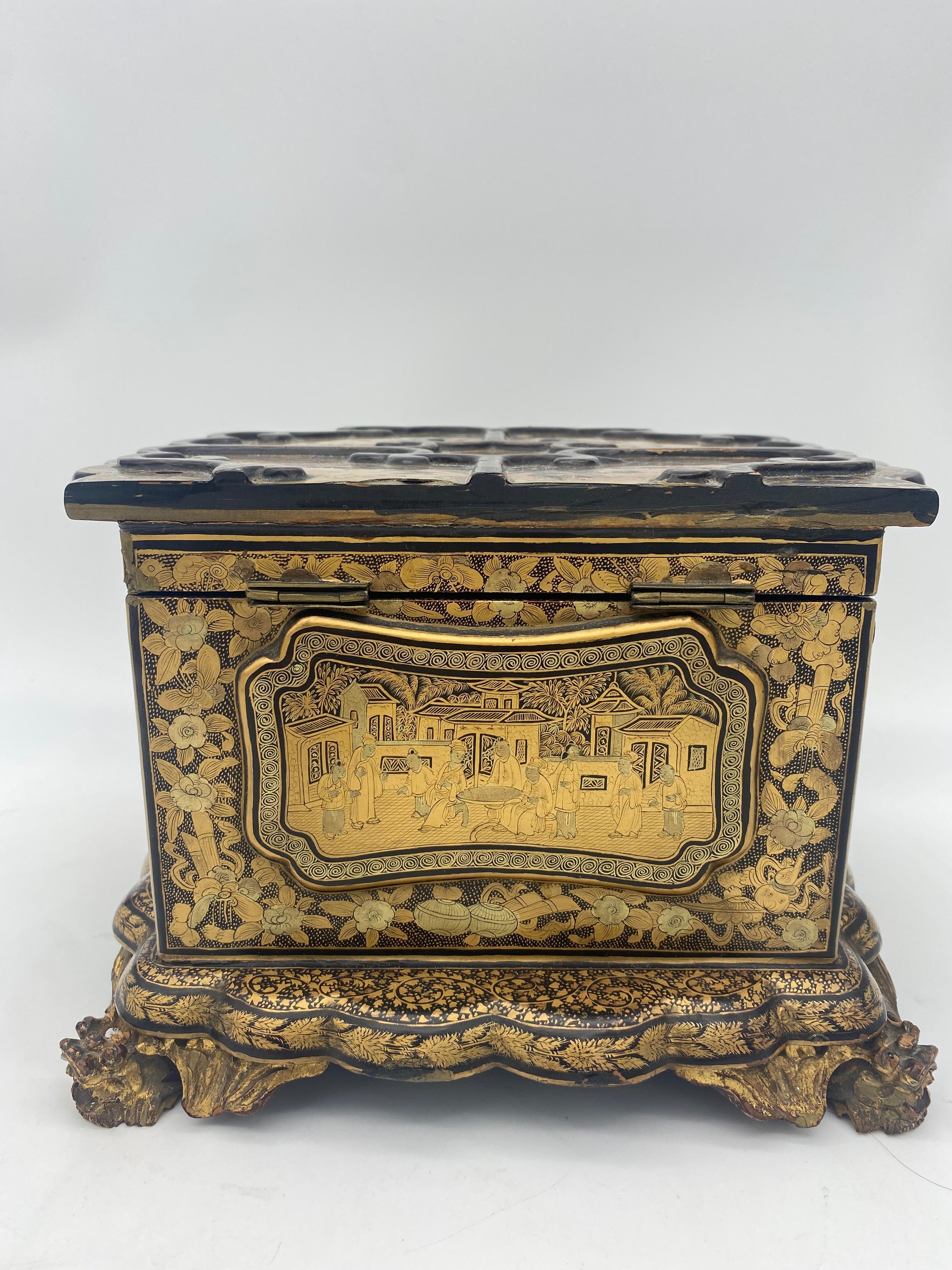 Einzigartiger Entwurf, 19. Jahrhundert  Chinesischer vergoldeter Chinoiserie-Lackkasten im Chinoiserie-Stil, Export im Angebot 5