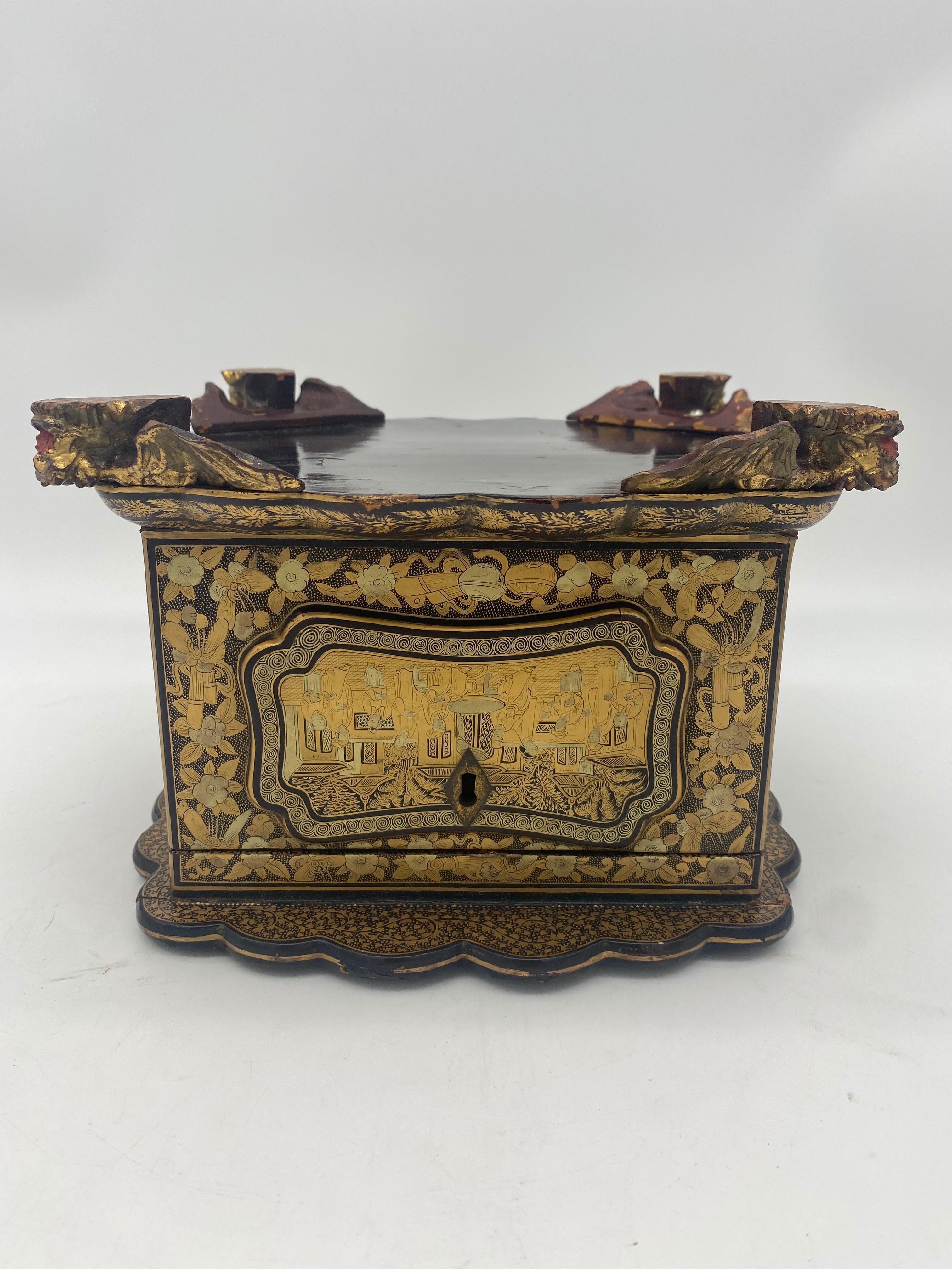 Unique 19ème siècle  Boîte d'exportation chinoise en laque dorée et chinoiseries en vente 8