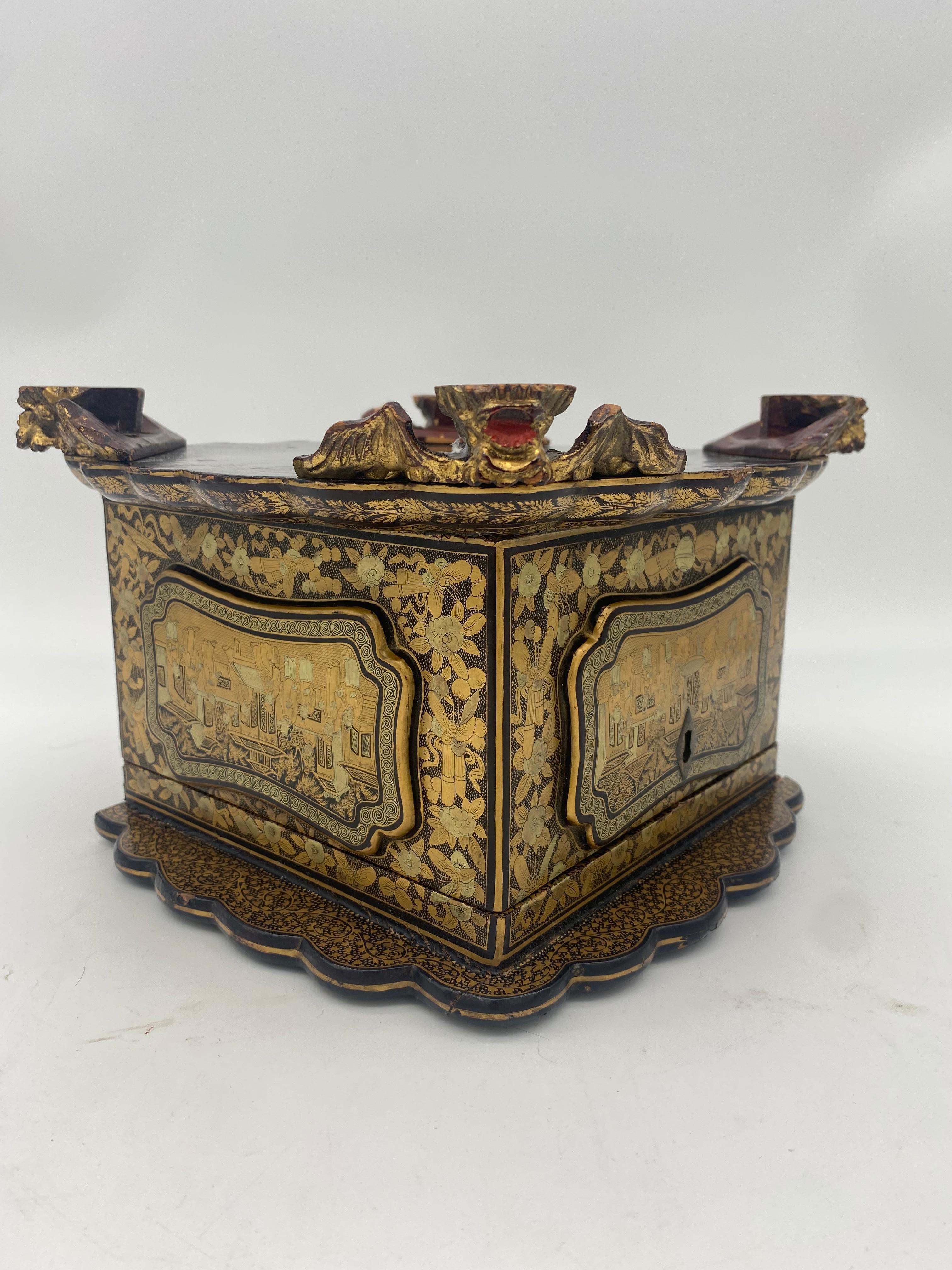Unique 19th Century  Export Chinese Gilt Chinoiserie Lacquer Box For Sale 12