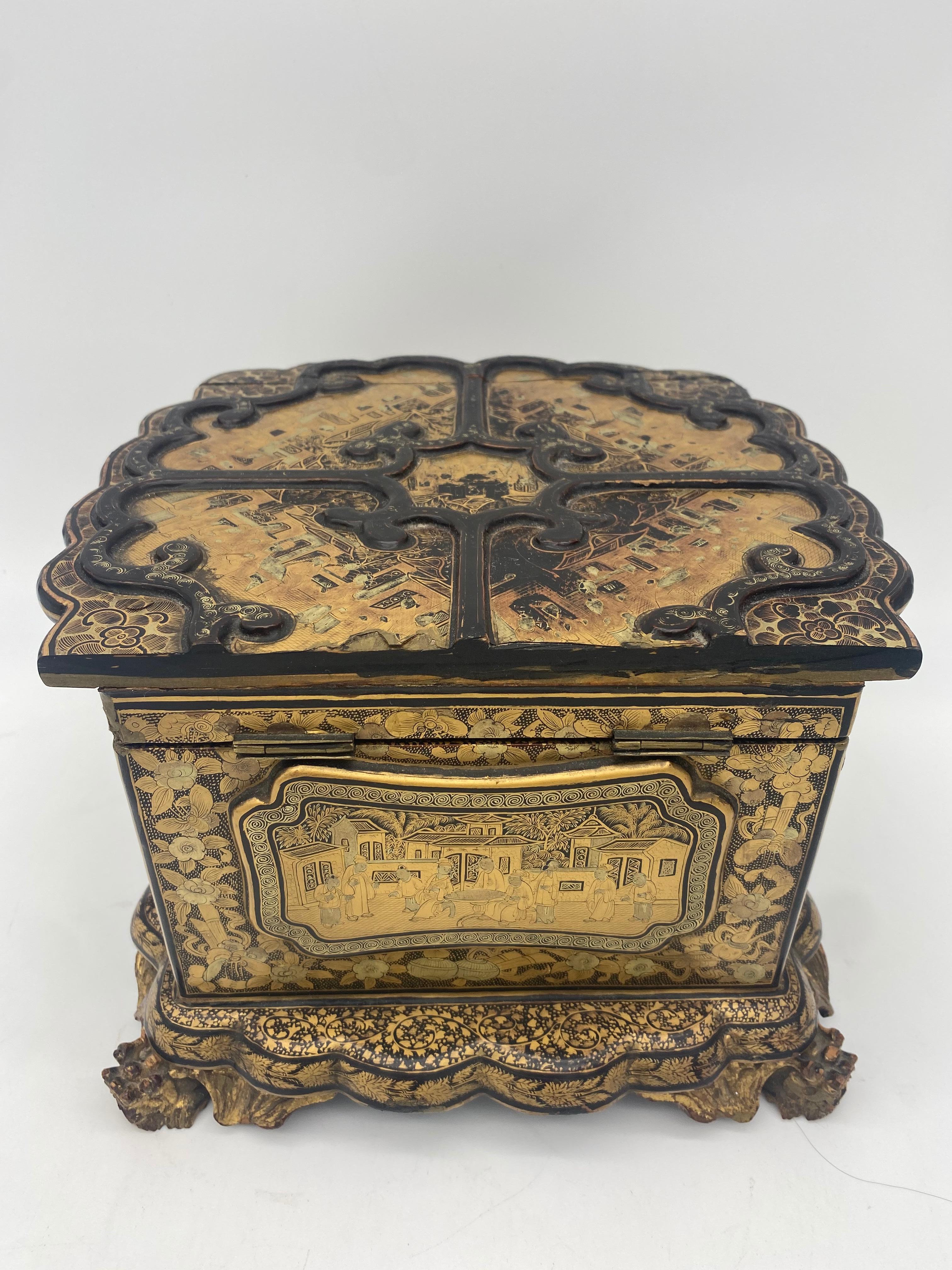 Einzigartiger Entwurf, 19. Jahrhundert  Chinesischer vergoldeter Chinoiserie-Lackkasten im Chinoiserie-Stil, Export (Qing-Dynastie) im Angebot