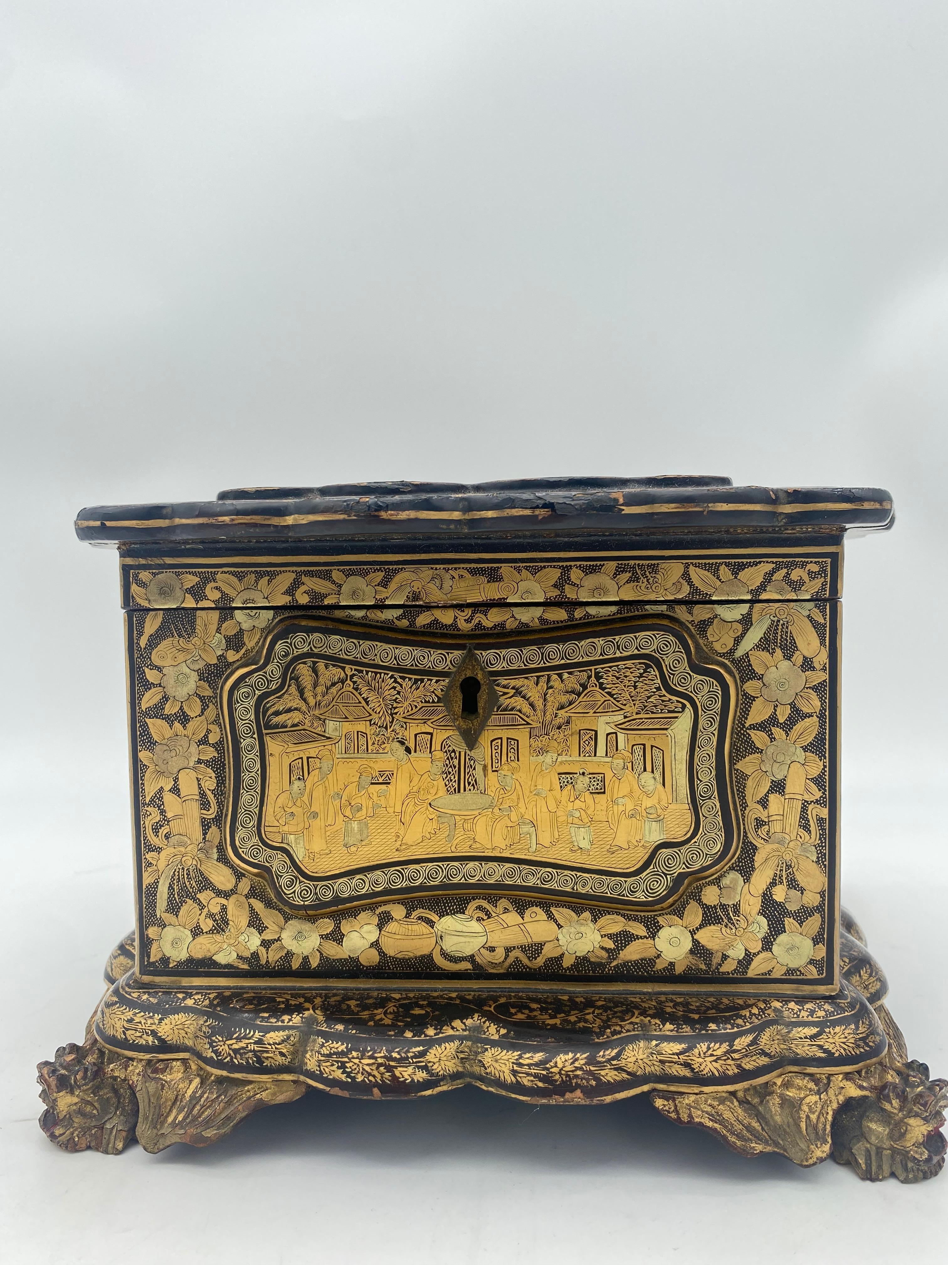 Chinois Unique 19ème siècle  Boîte d'exportation chinoise en laque dorée et chinoiseries en vente