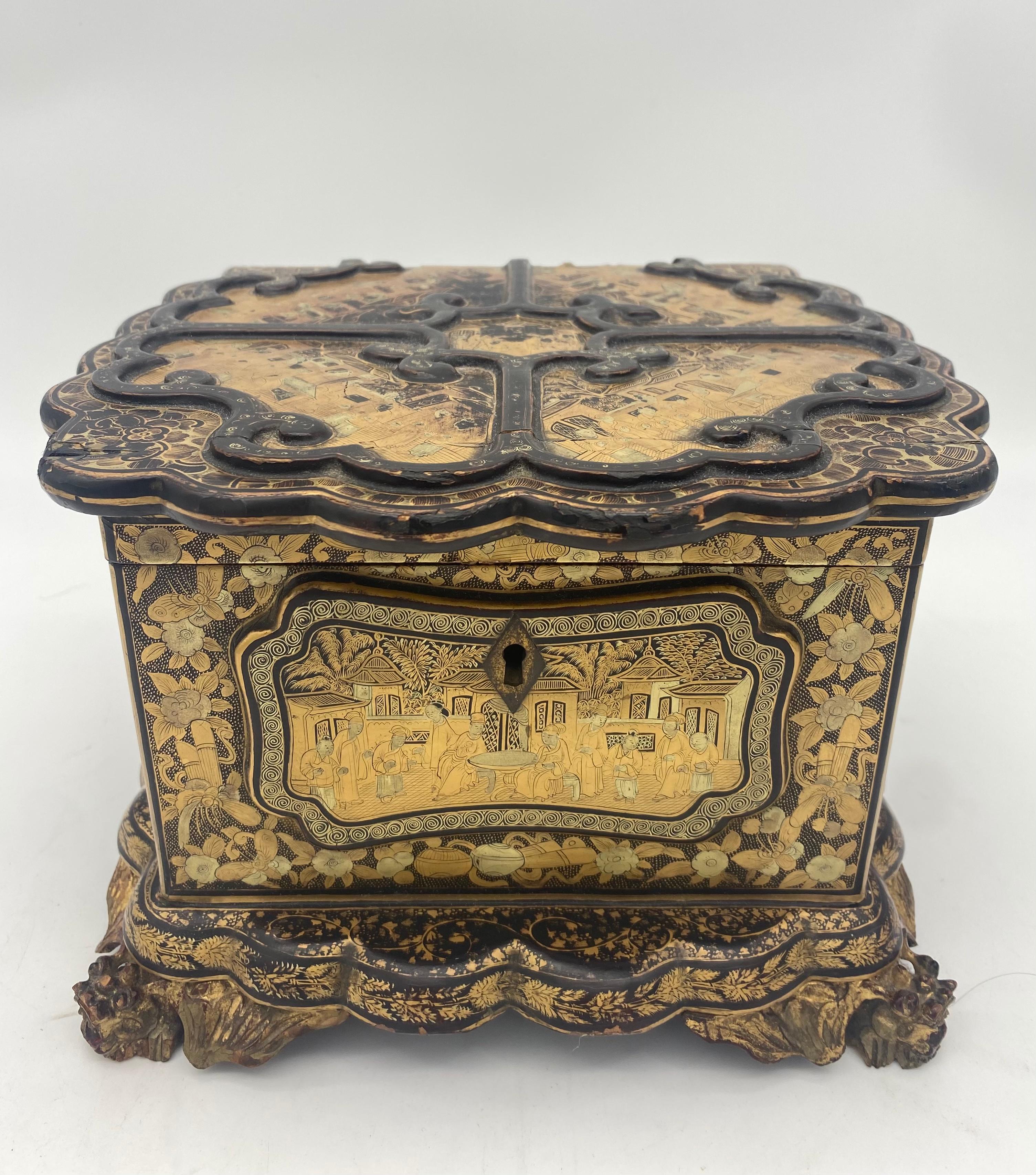 Unique 19th Century  Export Chinese Gilt Chinoiserie Lacquer Box For Sale 2