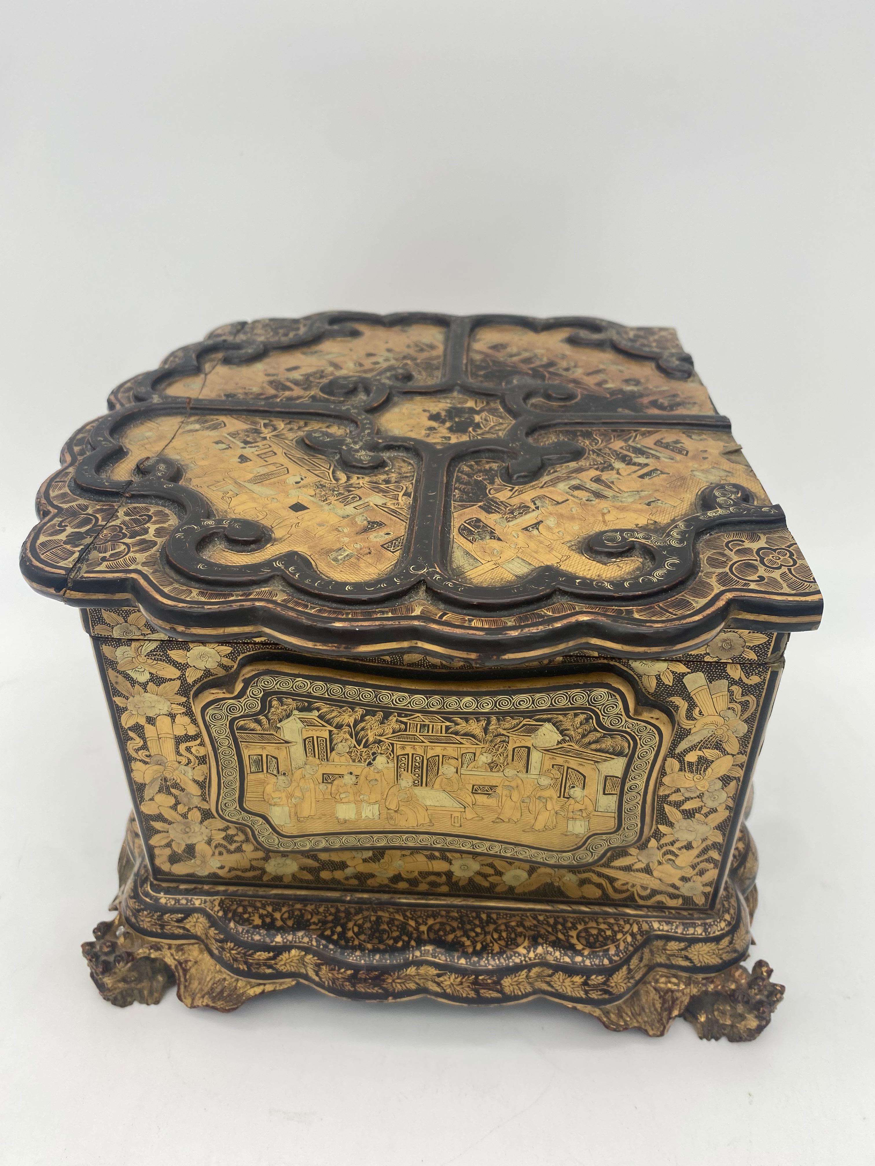 Unique 19th Century  Export Chinese Gilt Chinoiserie Lacquer Box For Sale 3