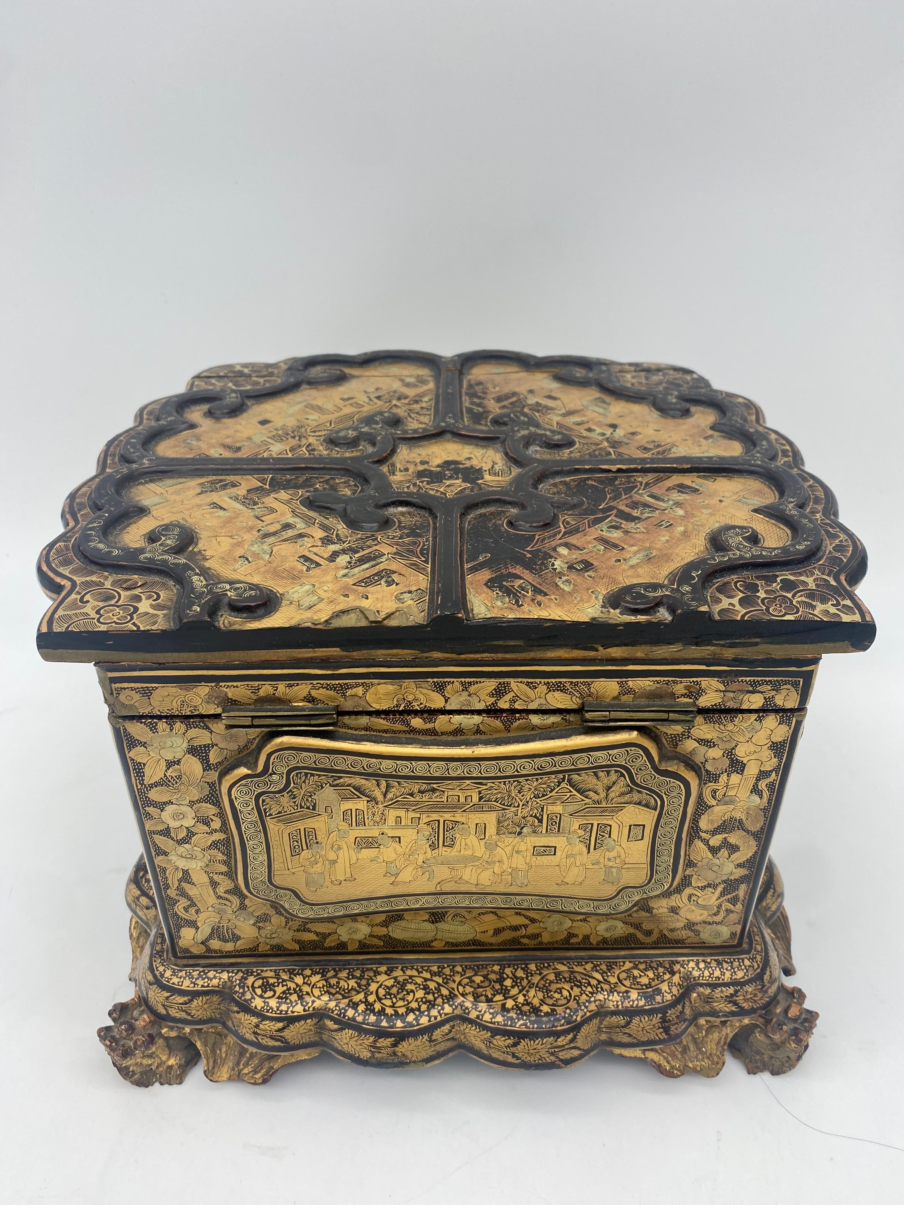 Unique 19th Century  Export Chinese Gilt Chinoiserie Lacquer Box For Sale 4