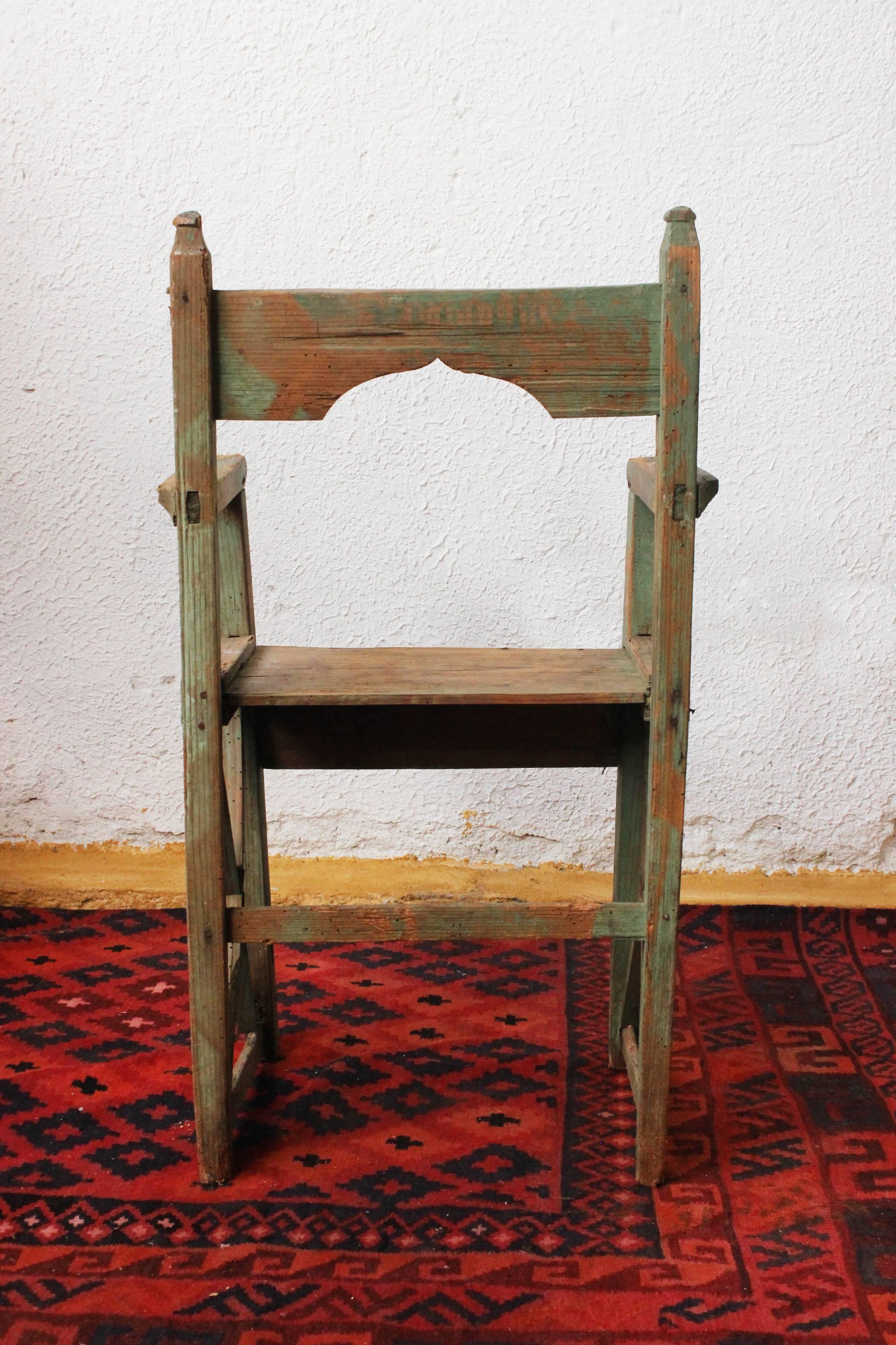 Detaillierter, handgeschnitzter und farbenfroher Stuhl, gefunden in Westmexiko, um 1900.